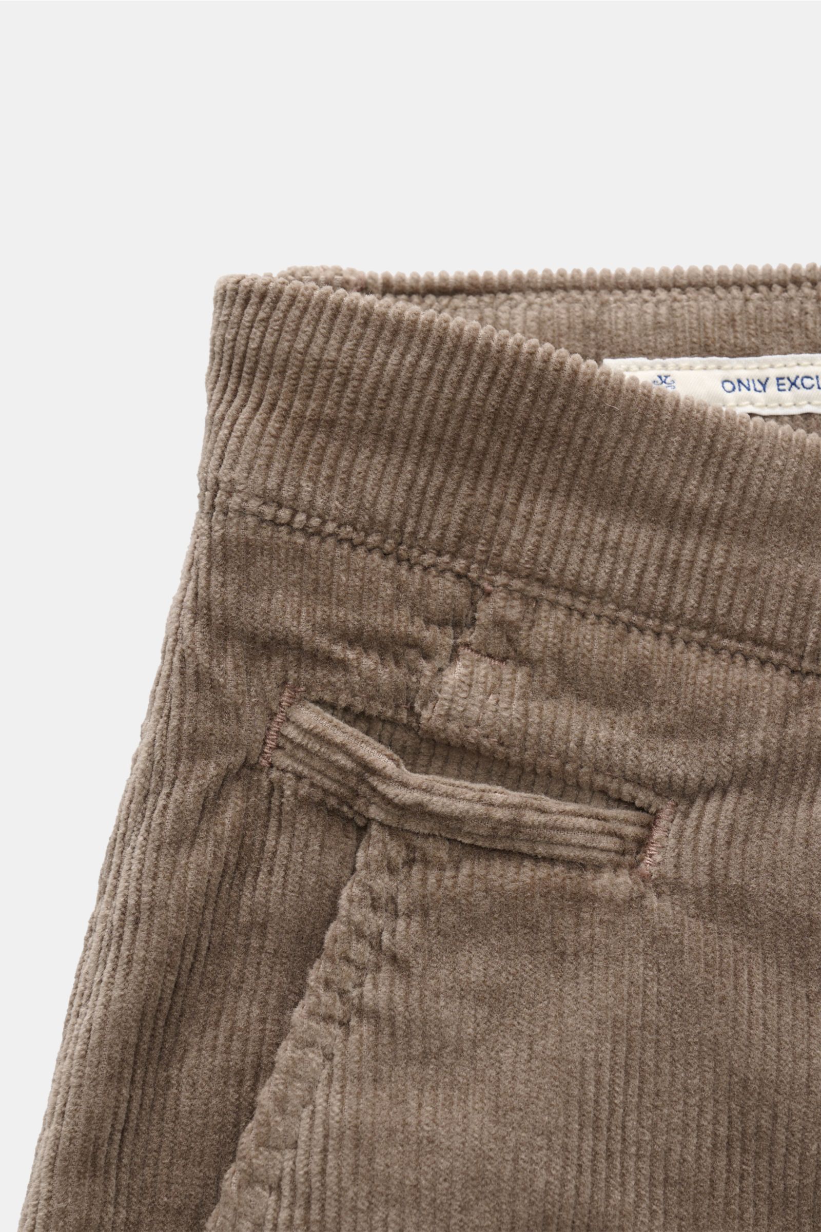 Jacob Cohen Cordhose 'Bobby' graubraun aus elastischem Baumwoll-Modal-Cord, Slim Fit, schmal zulaufend, Detailaufnahme von Bund und Taschen.