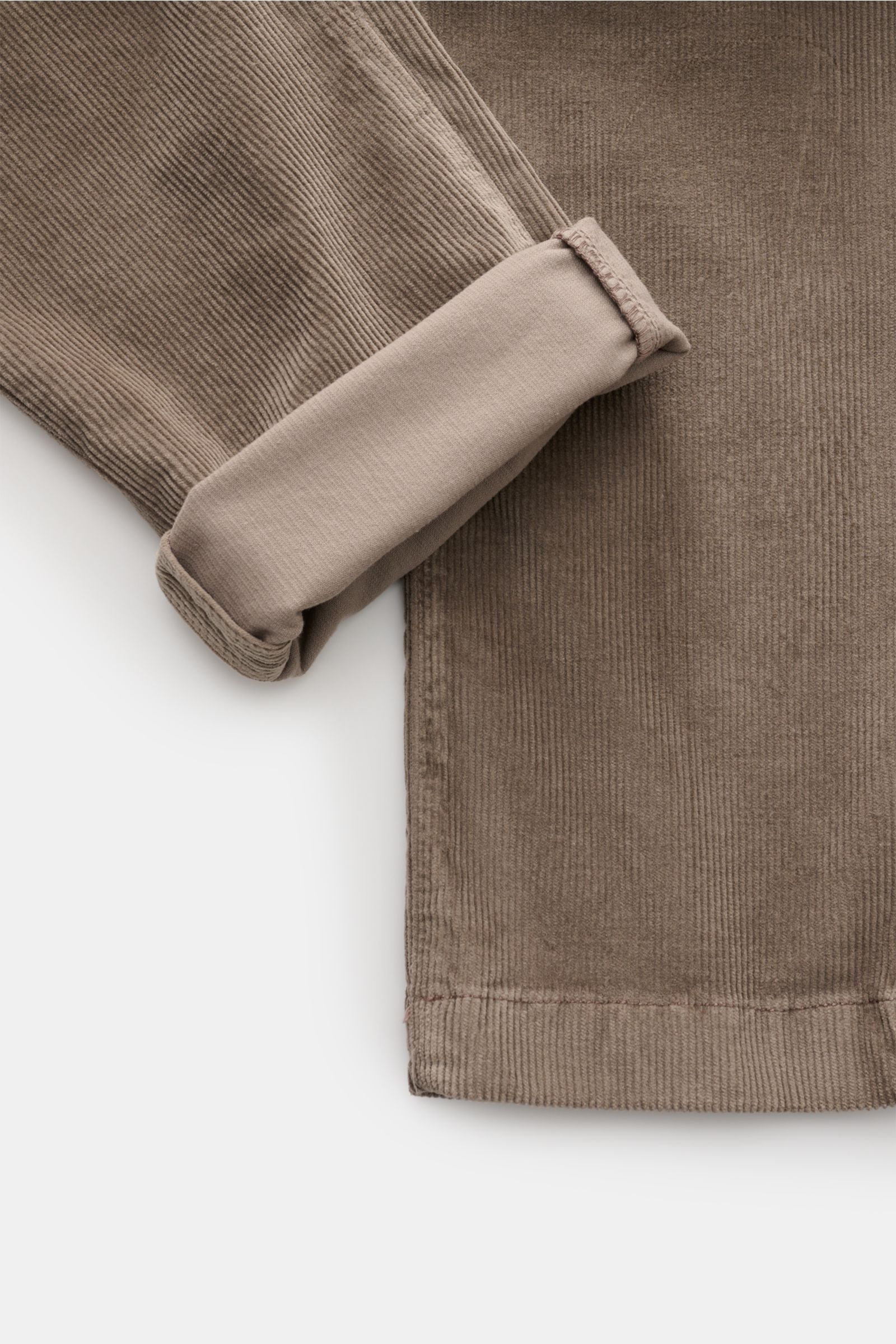 Jacob Cohen Cordhose 'Bobby' graubraun aus elastischem Baumwoll-Modal-Cord, Slim Fit, schmal zulaufend, Detailaufnahme Saum und Bund von oben.