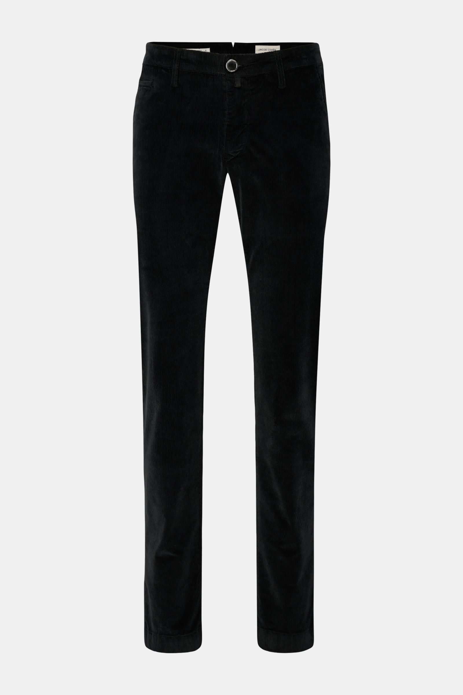 Jacob Cohen Cordhose 'Bobby' schwarz, Slim Fit Cordhose aus Baumwolle und Modal mit Reißverschluss, französischen Taschen, Veloursleder-Patch, frontal fotografiert.