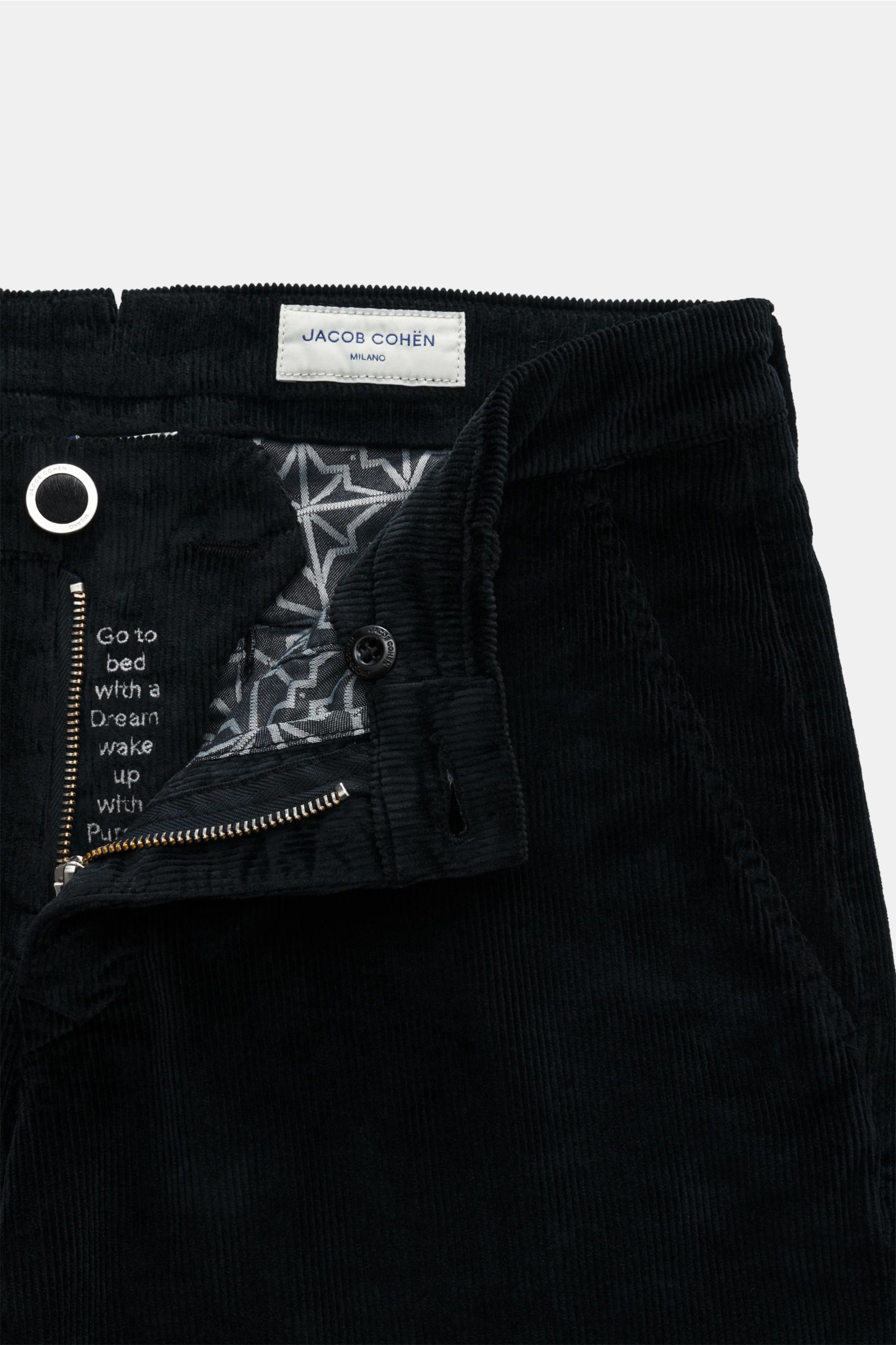Jacob Cohen Cordhose 'Bobby' schwarz aus elastischem Baumwoll-Modal-Cord, Slim Fit, schmal zulaufend, Reißverschluss, Knöpfe, französische Taschen, Detailaufnahme von oben.