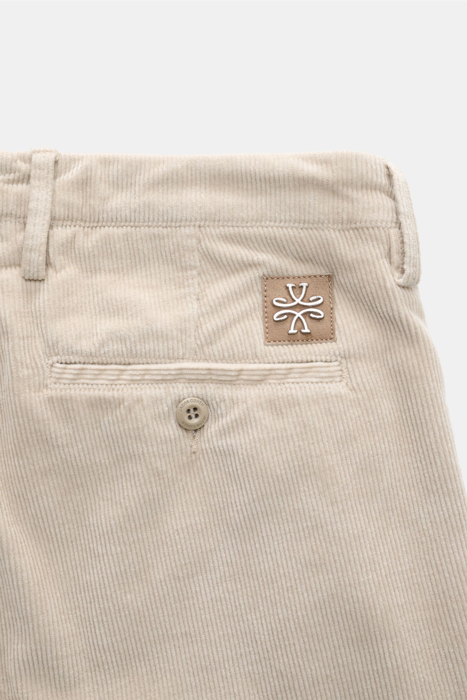Jacob Cohen Cordhose 'Bobby' sand in Nahaufnahme von hinten, elastischer Cord aus Baumwolle und Modal mit weichem Griff, Slim Fit, Knopf- und Reißverschluss, Gesäßtasche mit Knopf und Veloursleder-Patch.