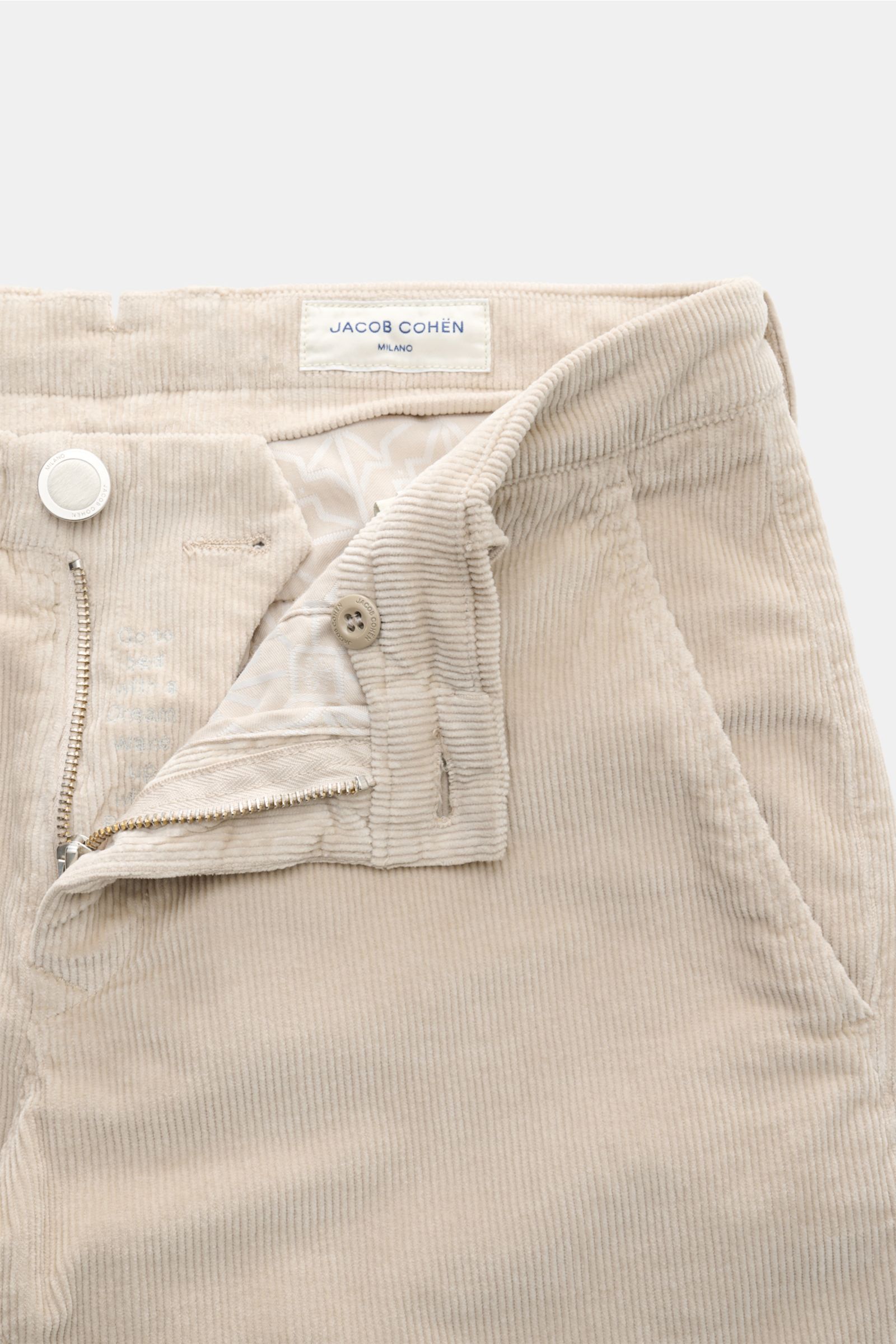 Jacob Cohen Cordhose 'Bobby' sand aus elastischem Baumwoll-Modal-Cord mit Reißverschluss, Bundknöpfen und französischen Taschen, Nahaufnahme von oben