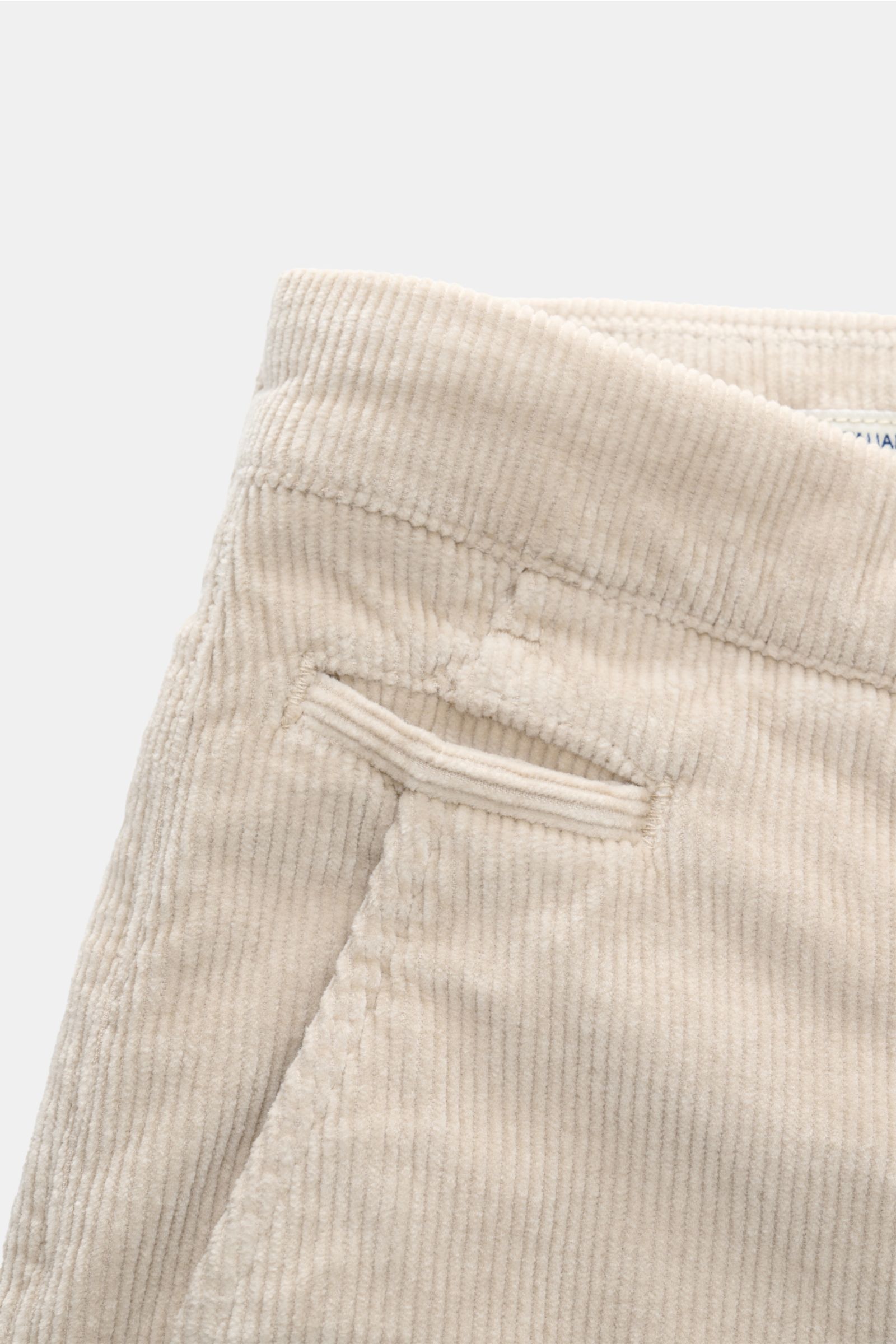 Jacob Cohen Cordhose 'Bobby' sand aus elastischem Baumwoll-Modal-Cord, Slim Fit, schmal zulaufend, Detailansicht der französischen Taschen und weicher Haptik.