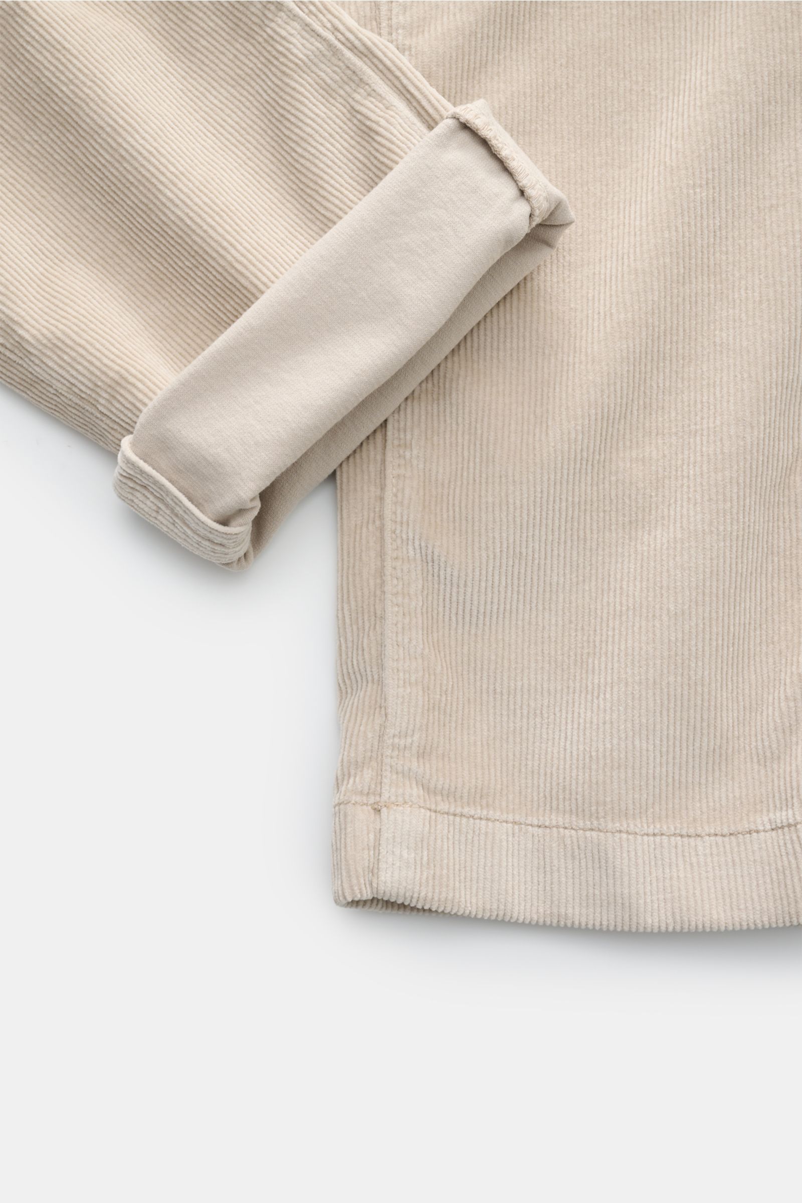 Jacob Cohen Cordhose 'Bobby' sand im Detail, seitliche Nahaufnahme der elastischen Baumwoll-Modal-Cordhose mit weichem Griff und schmal zulaufendem Bein.