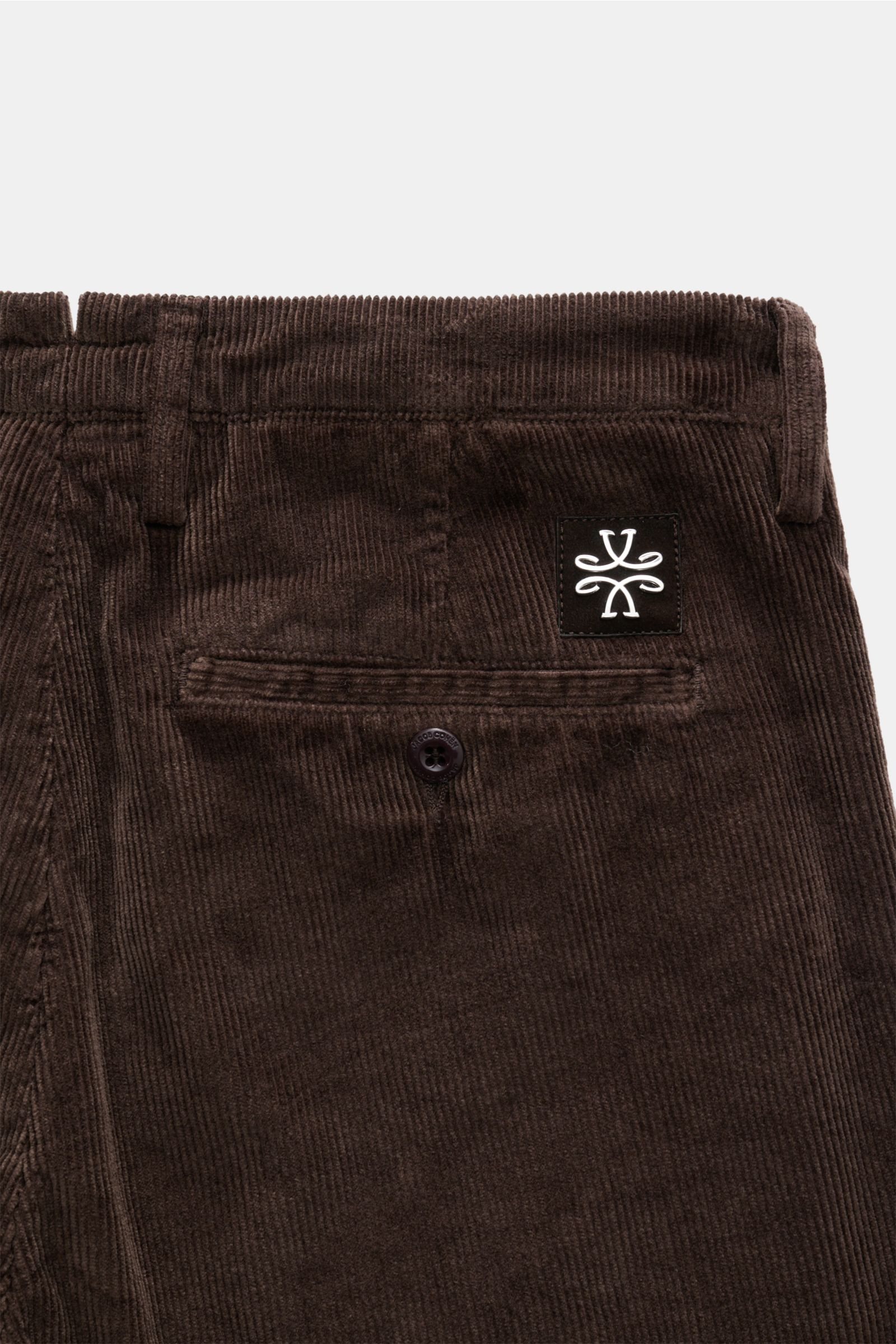 Jacob Cohen Cordhose 'Bobby' dunkelbraun, Slim Fit, schmal zulaufend, elastischer Baumwoll-Modal-Cord mit weichem Griff, Rückansicht mit Knopf-Gesäßtasche, Veloursleder-Patch und Metall-Logo.