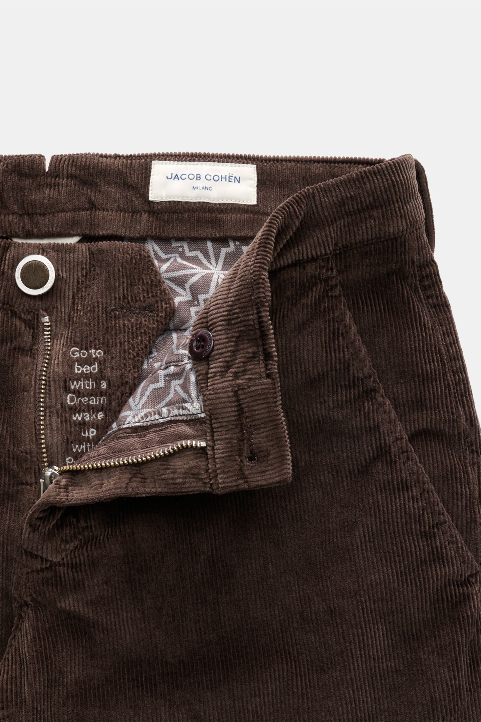 Jacob Cohen Cordhose 'Bobby' dunkelbraun aus elastischem Baumwoll-Modal-Cord, Slim Fit, schmal zulaufend, Reißverschluss, Bundknöpfe, Detailansicht von oben.
