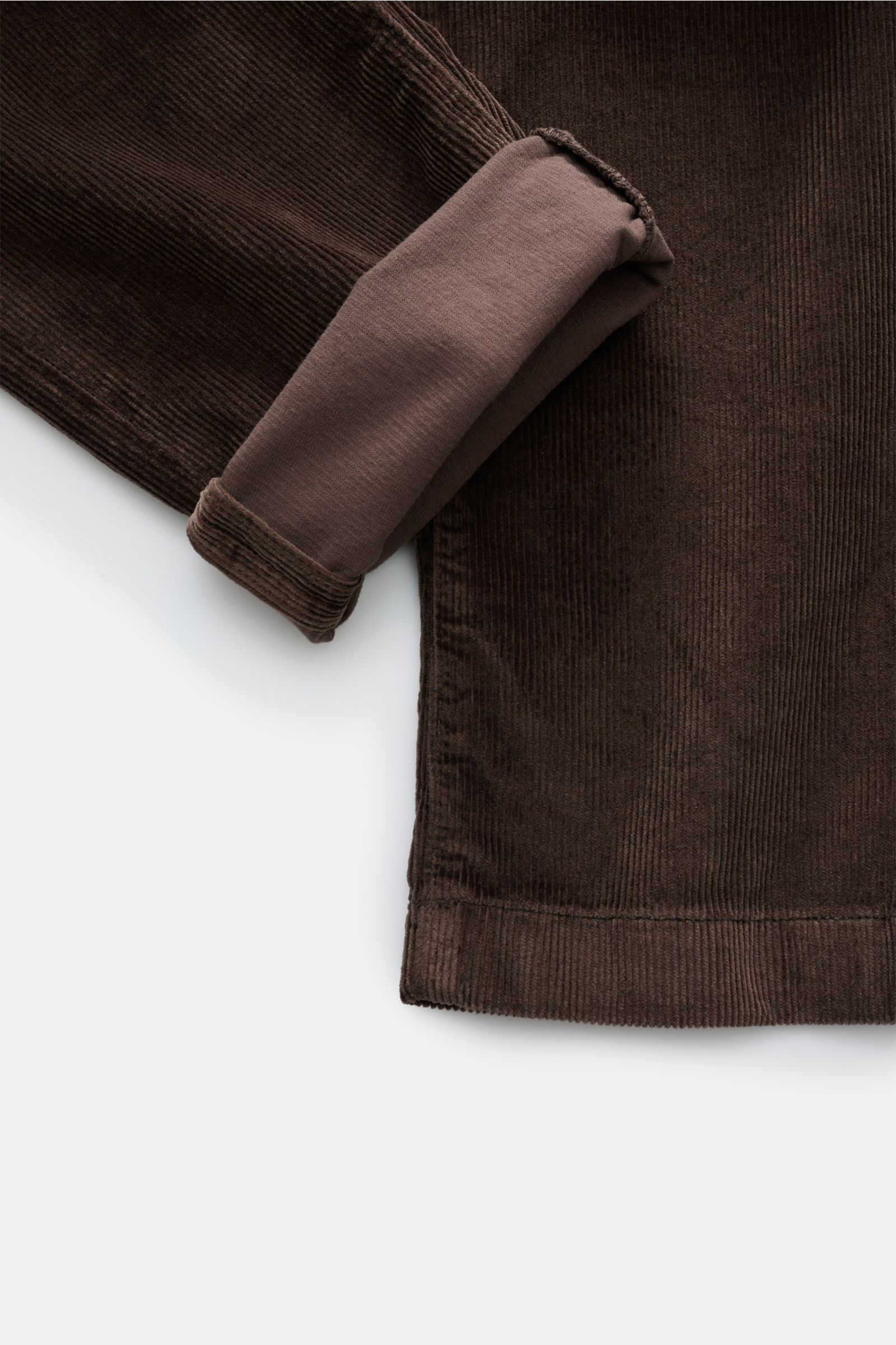 Jacob Cohen Cordhose 'Bobby' dunkelbraun, Detailaufnahme Saum und Innenfutter, elastischer Cord aus Baumwolle, Slim Fit, weicher Griff, Veloursleder-Patch.