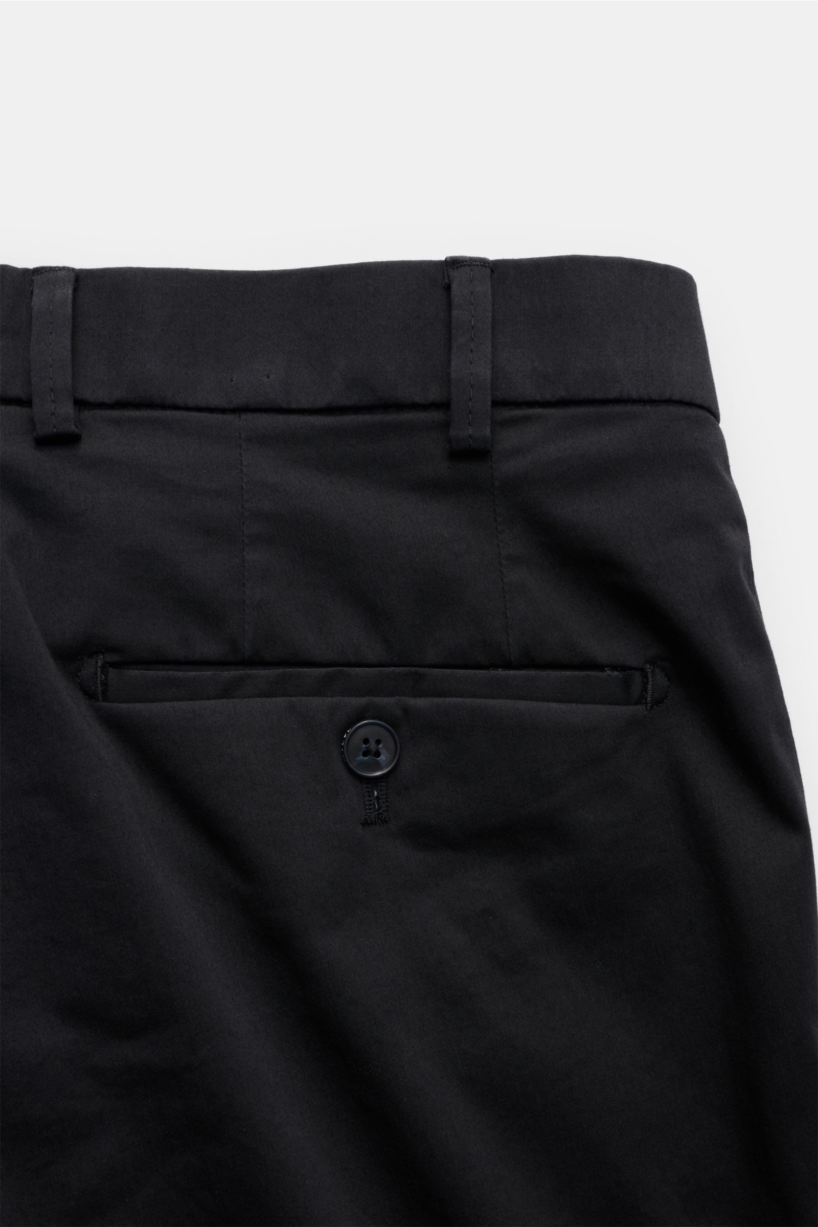 Hiltl Baumwollhose 'Parma' dark navy, Rückansicht, leichte Baumwollhose mit Bund, Gürtelschlaufen, Gesäßtasche mit Knopf, Regular Fit, leicht elastisch, Herbst-Basic.