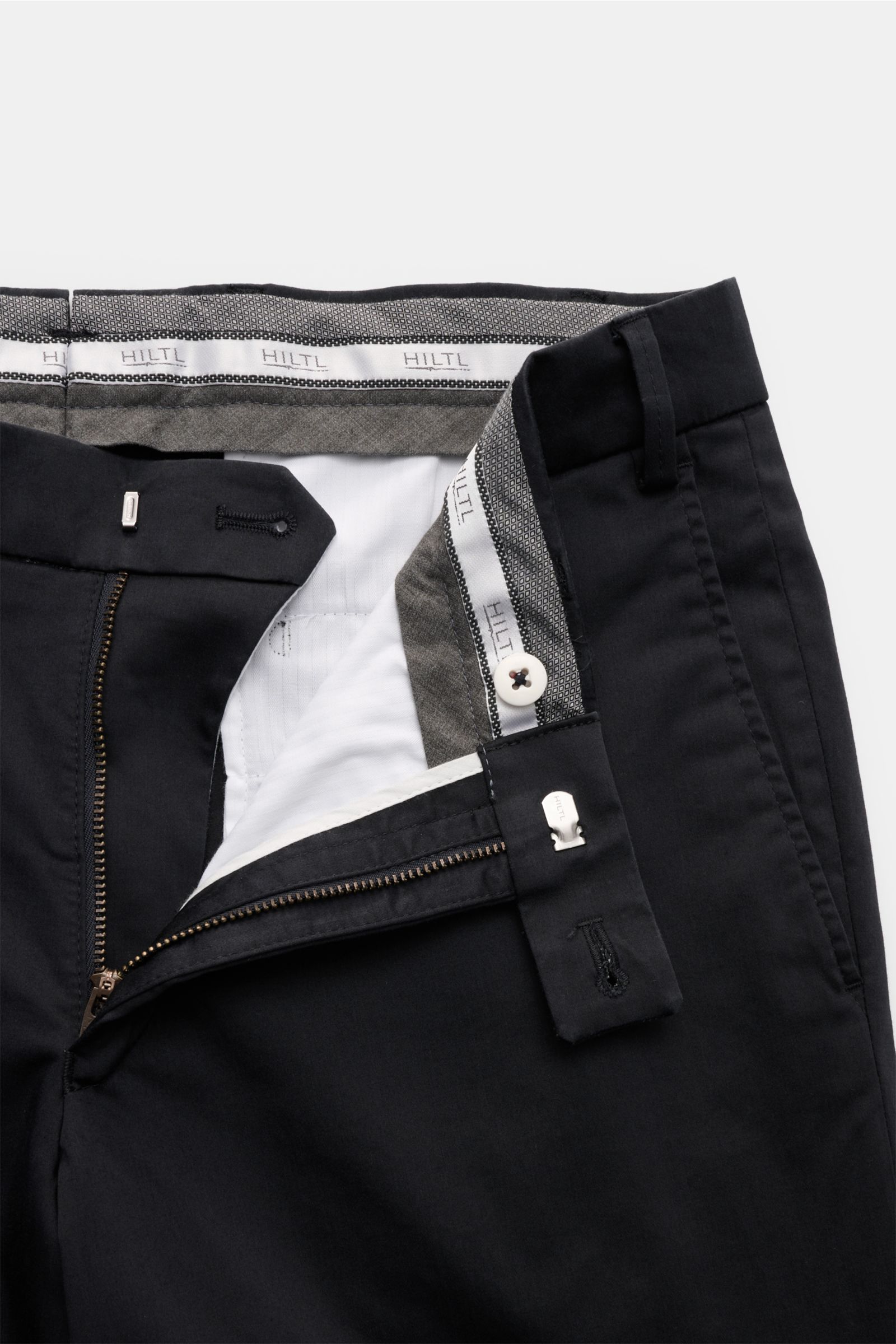 Hiltl Baumwollhose 'Parma' dark navy, leichte Herbsthose aus elastischer Popeline, Regular Fit, Zip Fly, Bundknopf, Taschen, Detailfoto von oben.