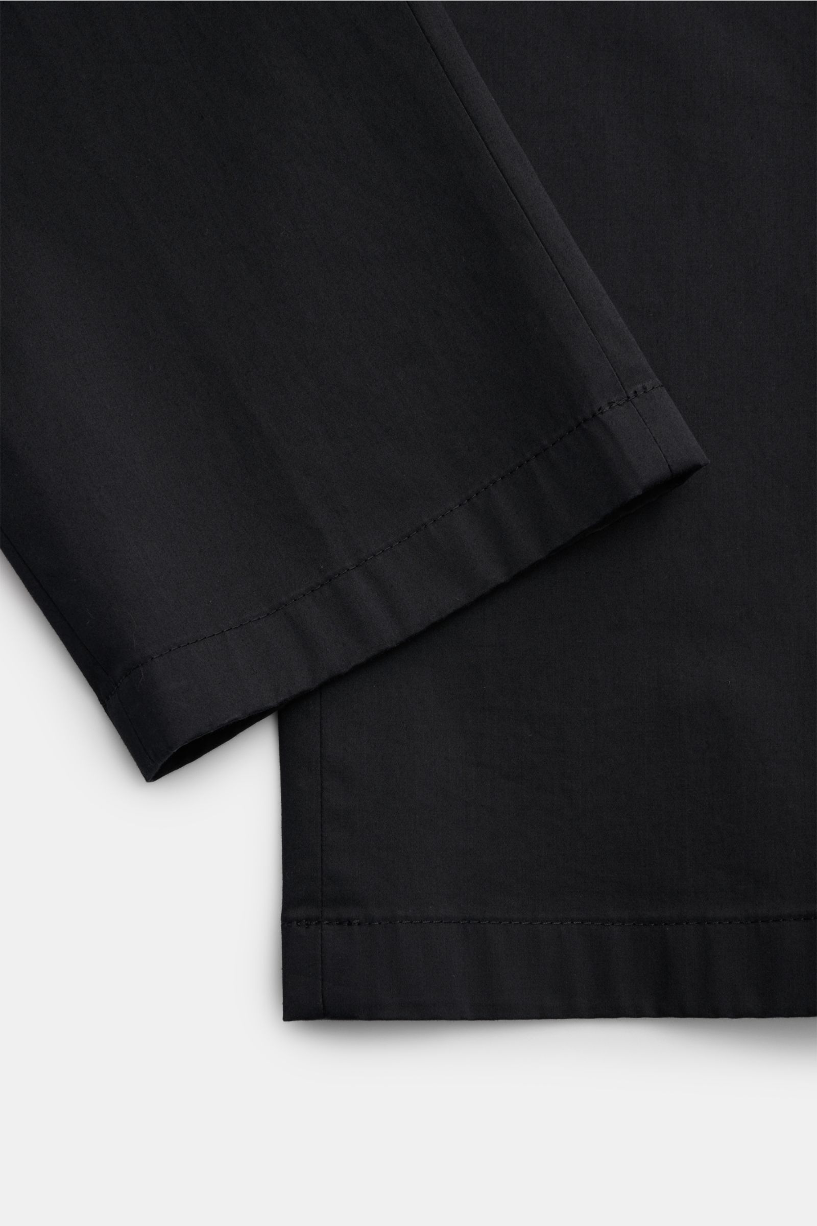 Nahaufnahme der Hiltl Baumwollhose 'Parma' dark navy im Regular Fit, leichte, elastische Popeline mit glattem Griff, Saum und feiner Naht von unten fotografiert.