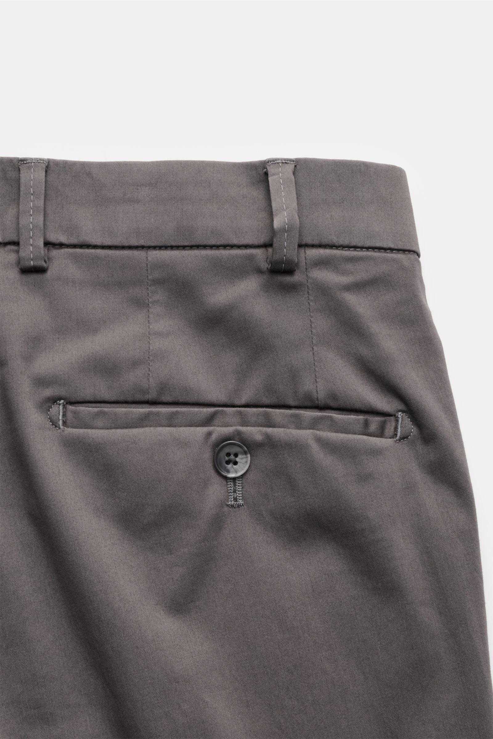 Hiltl Baumwollhose 'Parma' dunkelgrau, Detailaufnahme von hinten, Popeline, Regular Fit, leicht schmal, mit Knopf-Gesäßtasche, Zip Fly, Bundknopf.