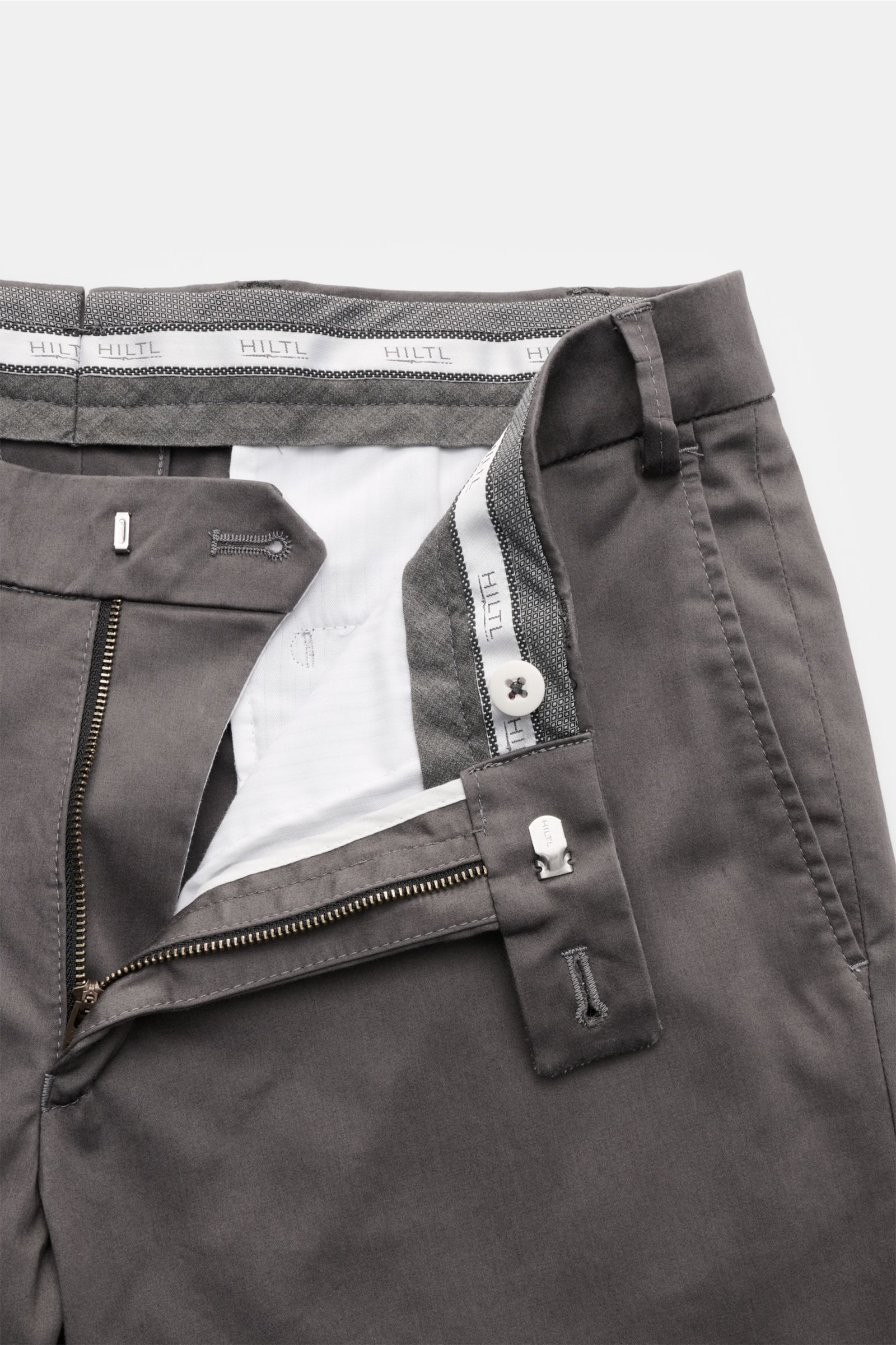Hiltl Baumwollhose 'Parma' dunkelgrau im Regular Fit, leichte Baumwolle mit Stretch, Zip Fly, Bundknopf, französische Taschen, Detailansicht von oben.