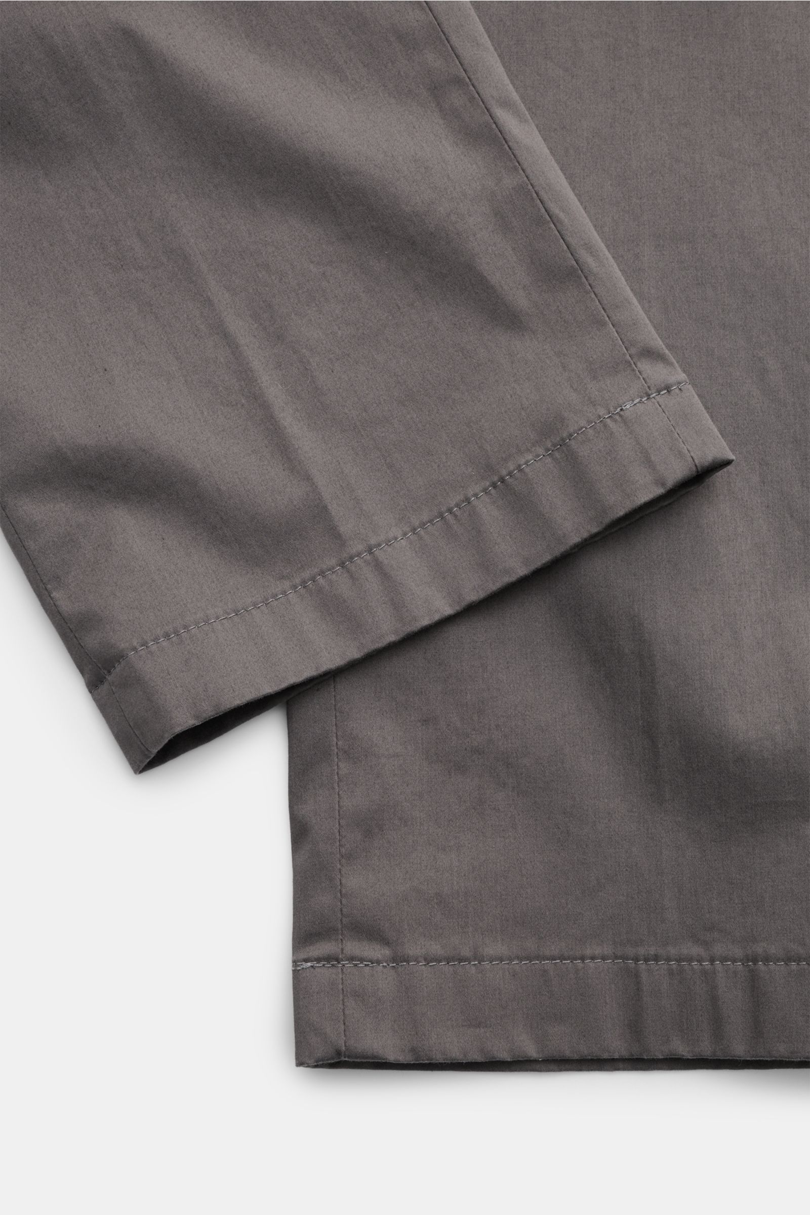 Nahaufnahme der Hiltl Baumwollhose 'Parma' dunkelgrau im Regular Fit, leichte Baumwoll-Popeline, leicht elastisch, schmal zulaufend, glatter Griff, Saumdetails.