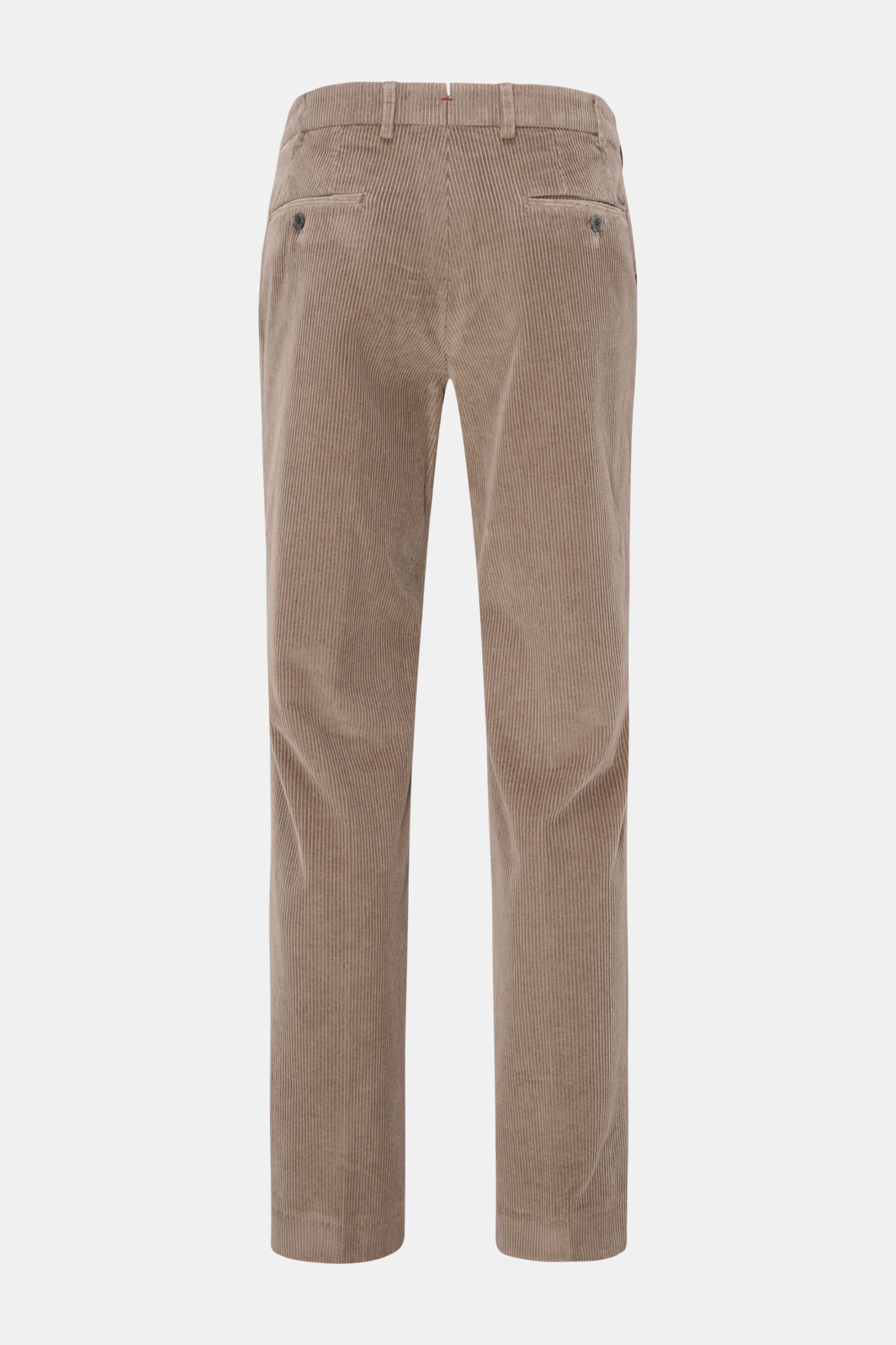Hiltl Cordhose 'Parma' taupe aus samtigem Baumwollcord, Regular Fit, gerader Schnitt, Rückansicht mit paspelierten Taschen und Knopf.