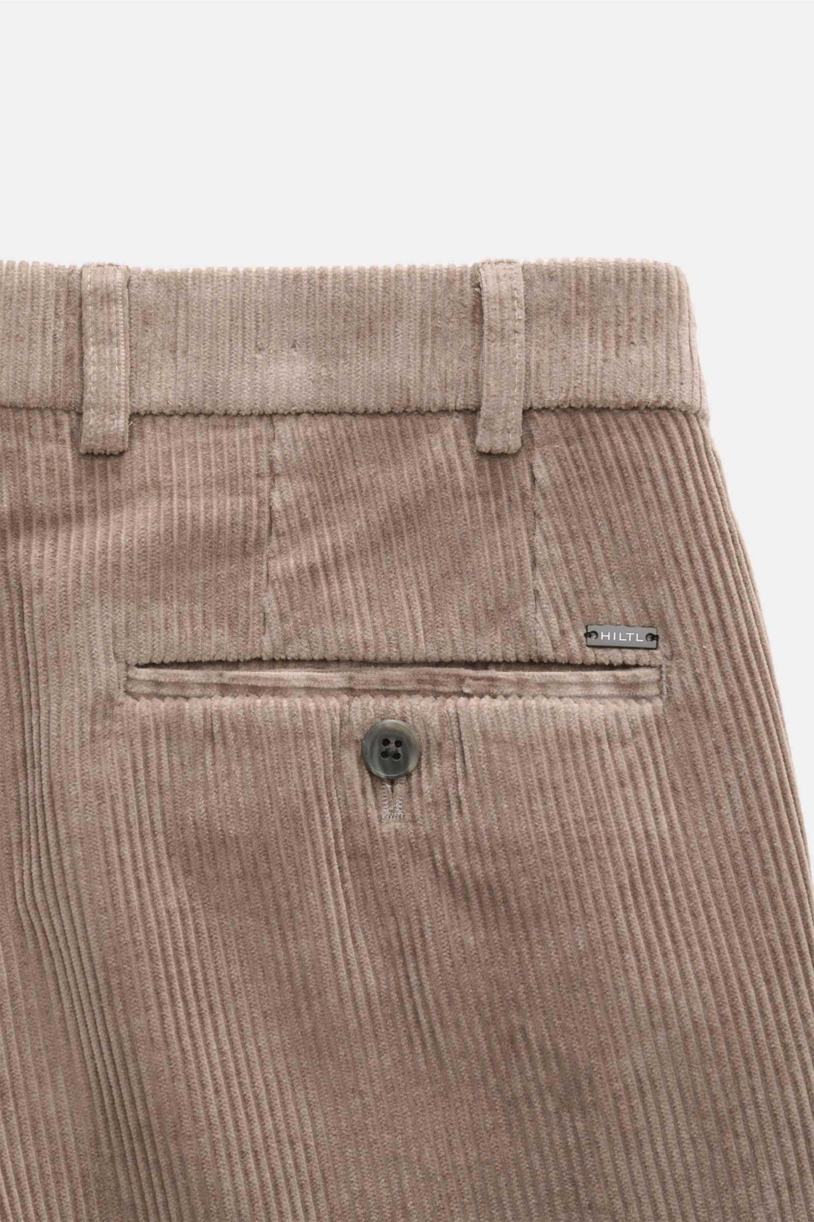 Hiltl Cordhose 'Parma' taupe aus samtigem Baumwollcord, Rückansicht mit schmal paspelierter Gesäßtasche, Knopf und Label.