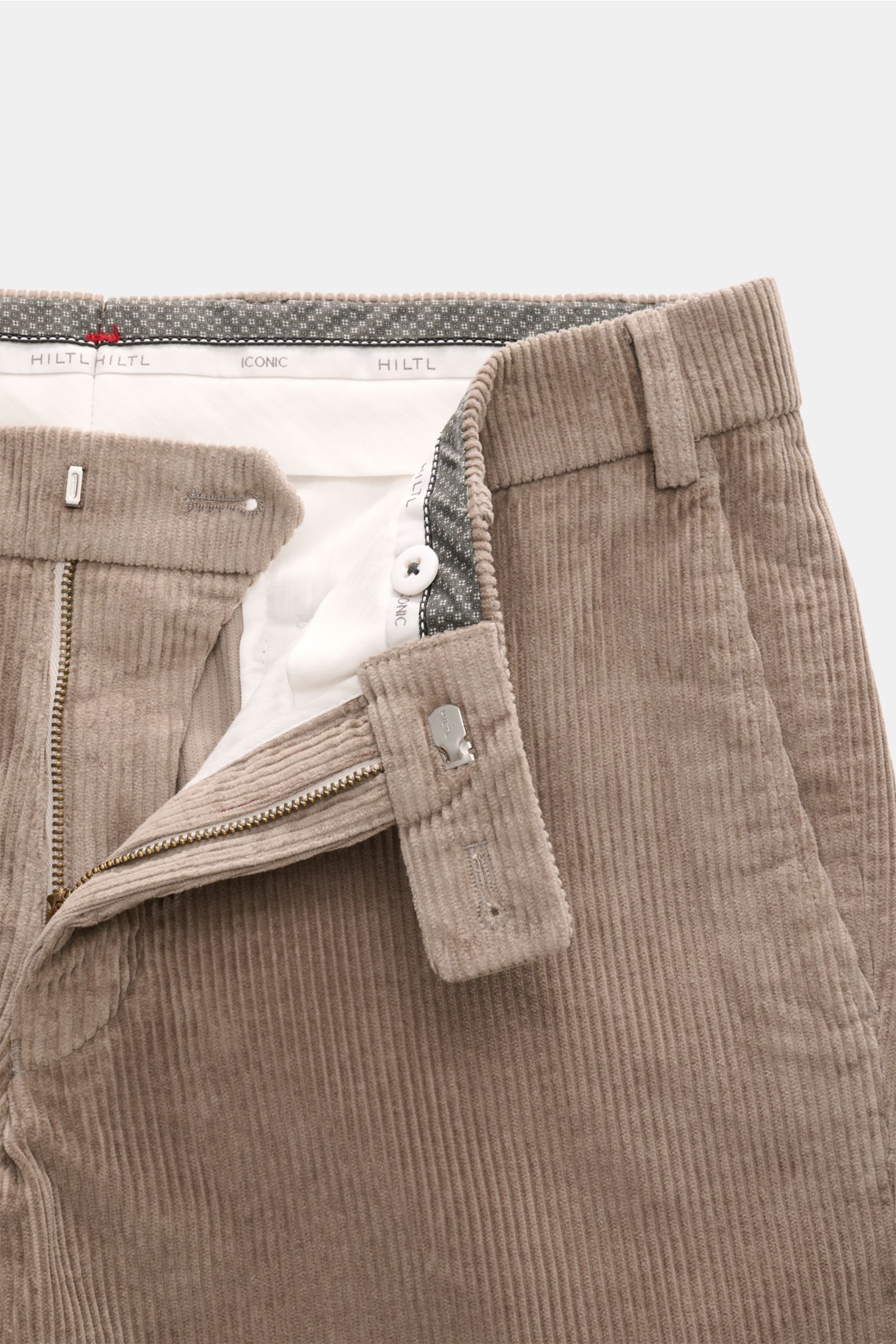 Hiltl Cordhose 'Parma' taupe aus samtigem Baumwollcord in Nahaufnahme von vorne mit offenem Reißverschluss, Bundknopf und französischen Taschen.