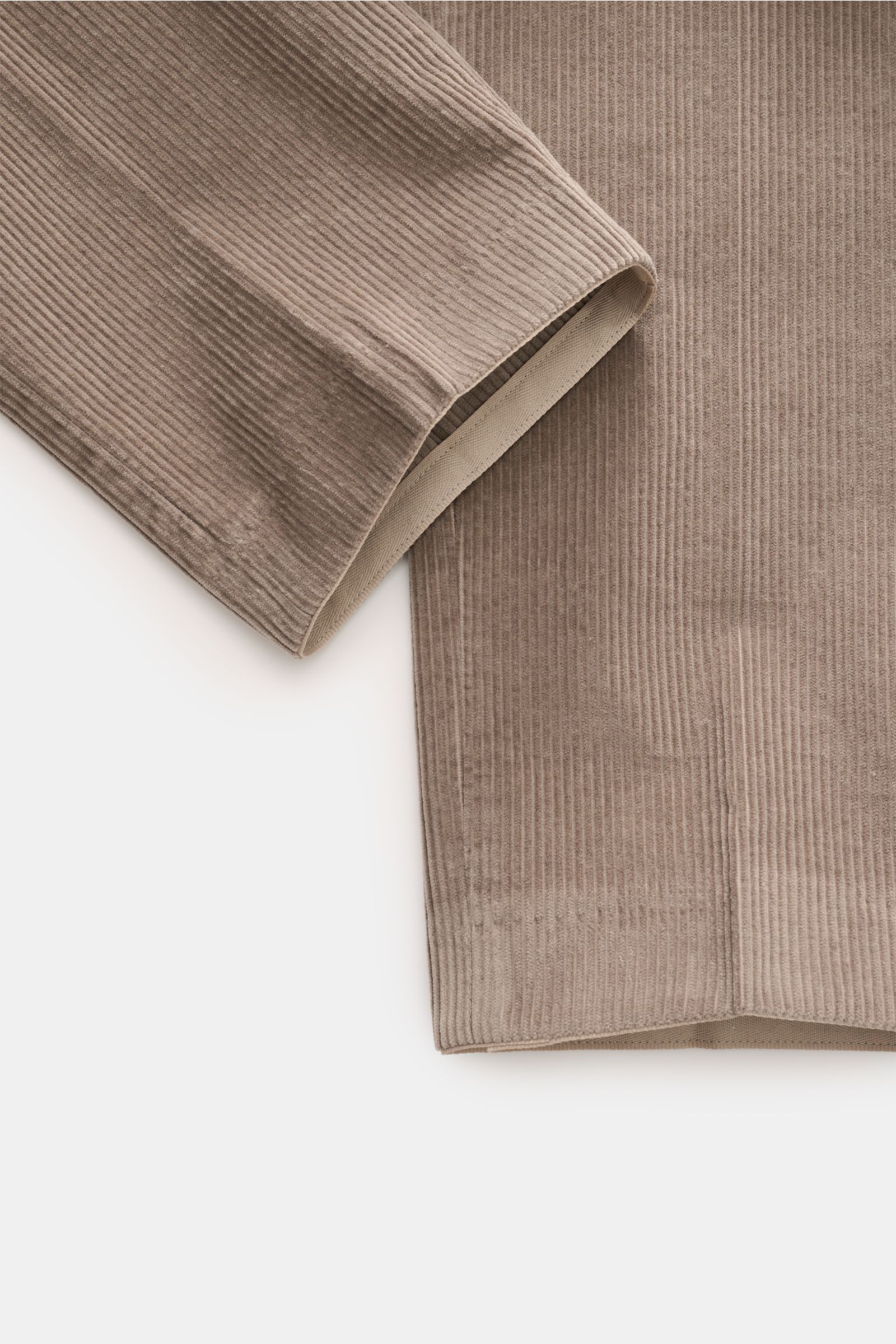 Hiltl Cordhose 'Parma' taupe aus samtigem Baumwollcord, Regular Fit, gerader Schnitt, Detailansicht Saum und Bein von oben.