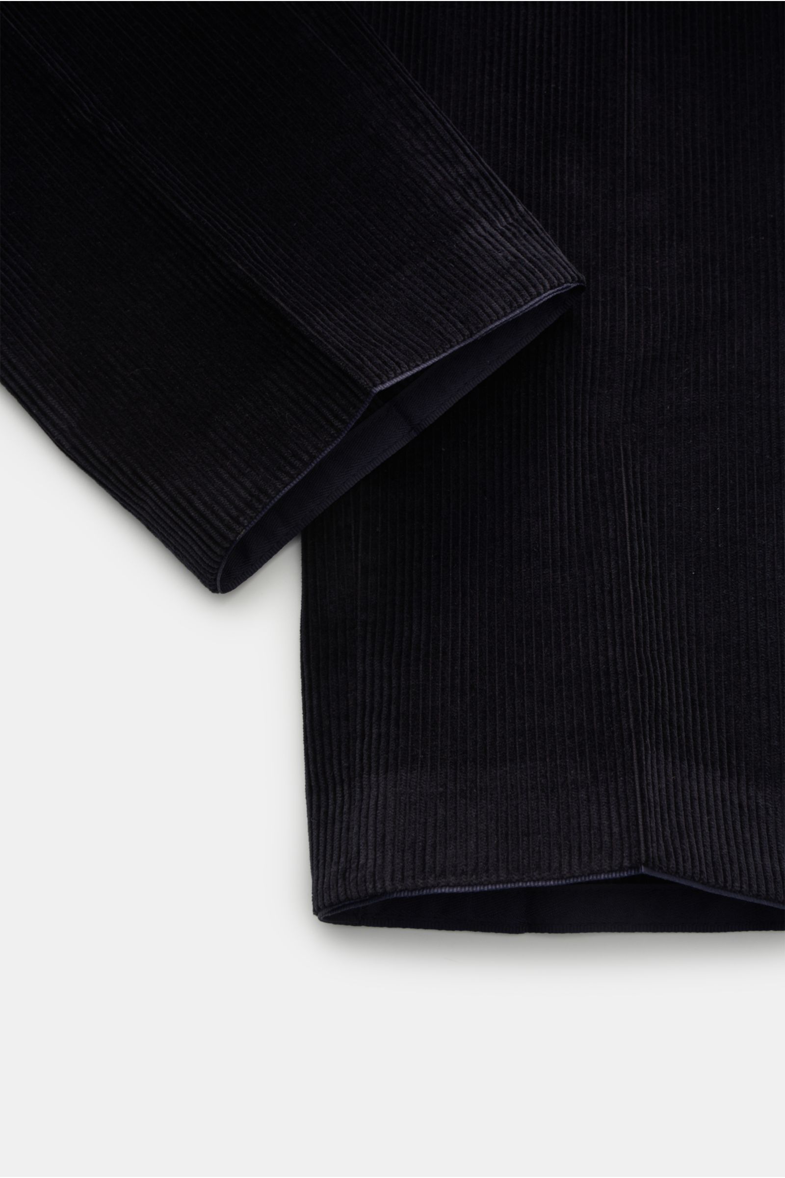 Nahaufnahme der Hiltl Cordhose 'Parma' navy aus samtigem Baumwollcord, Regular Fit mit geradem Schnitt, Detailansicht der Hosenbeine.