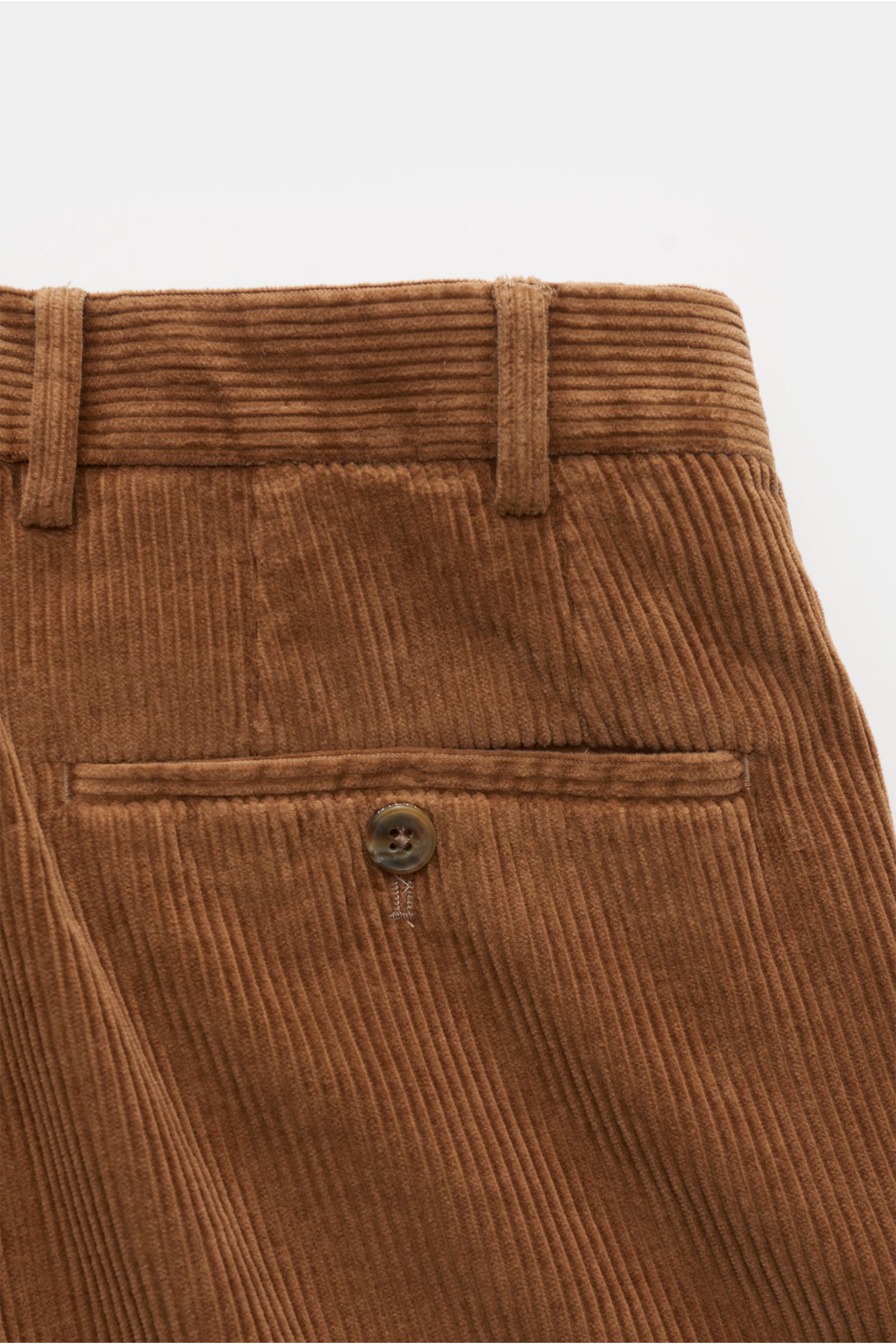Nahaufnahme der Hiltl Cordhose 'Parma' hellbraun aus samtigem Baumwollcord, Regular Fit mit geradem Schnitt, französischer Tasche und Knopf.