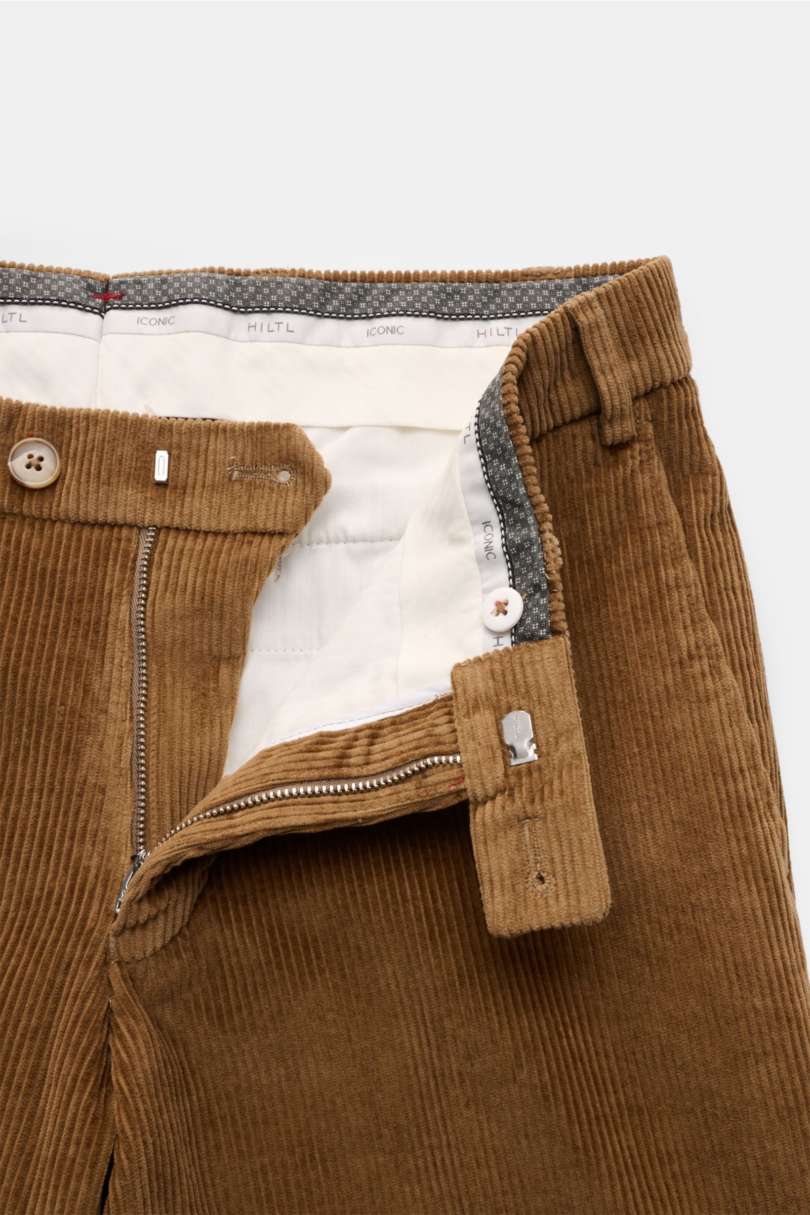 Hiltl Cordhose 'Parma' hellbraun aus samtigem Baumwollcord, Regular Fit mit Reißverschluss, Bundknopf und französischen Taschen, Detailaufnahme von oben.