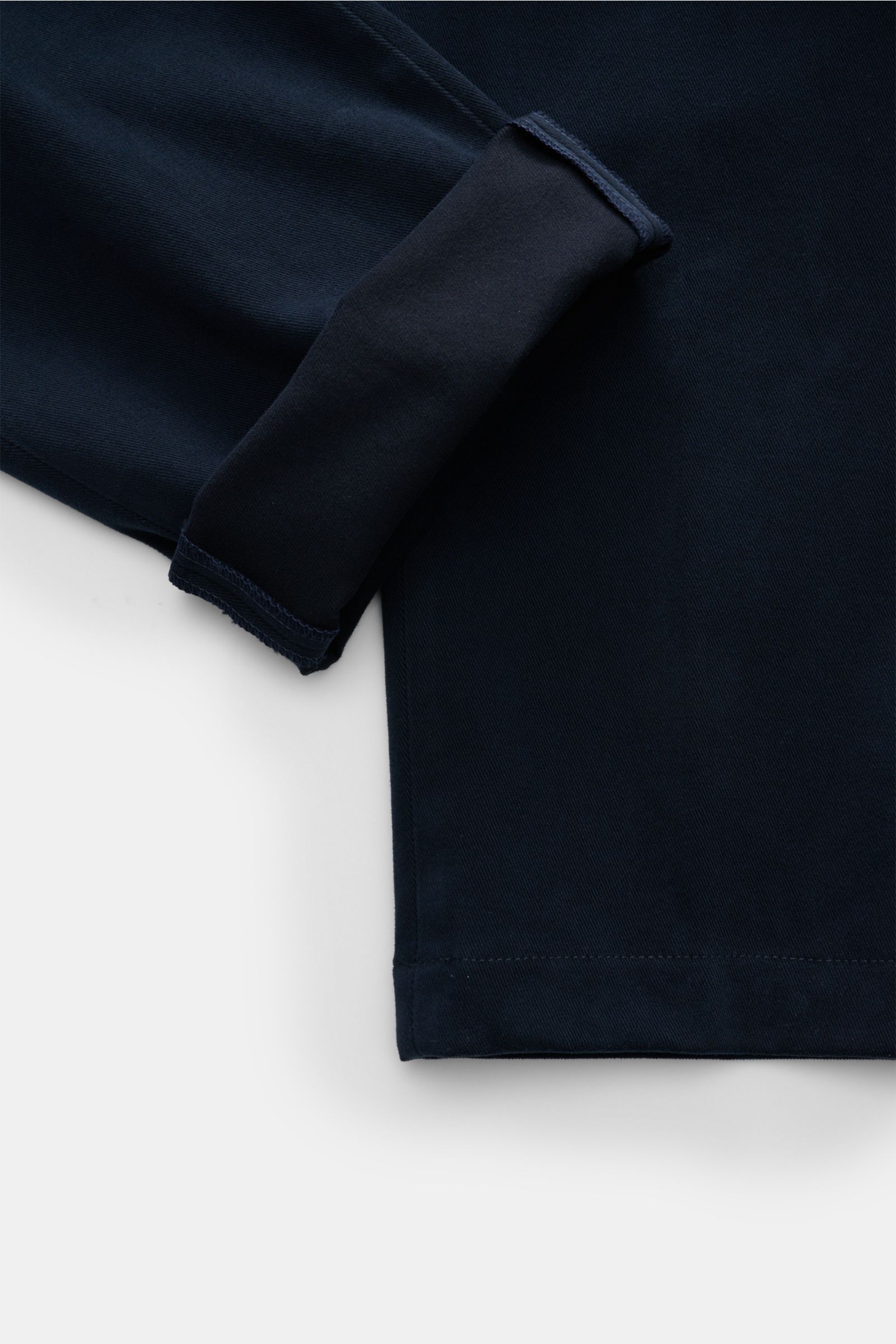 Nahaufnahme der Hiltl Baumwollhose 'Parma' navy im Chino-Stil, Detailansicht des Beinendes mit umgeschlagenem Saum, elastische Baumwolle, Slim Fit, weicher Griff.