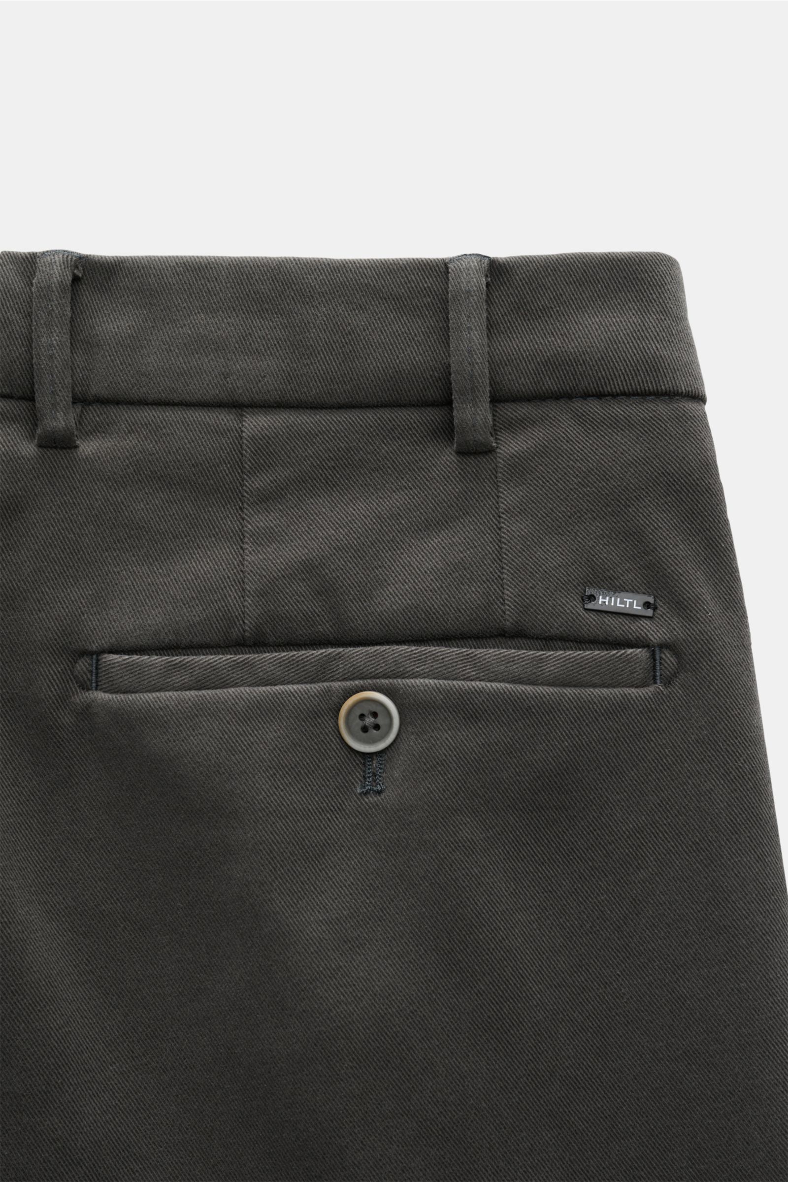 Hiltl Baumwollhose 'Parma' dunkelgrau, Rückansicht, Slim Fit, elastische Baumwolle, Bund mit Knopf, paspelierte Gesäßtasche mit Knopf.