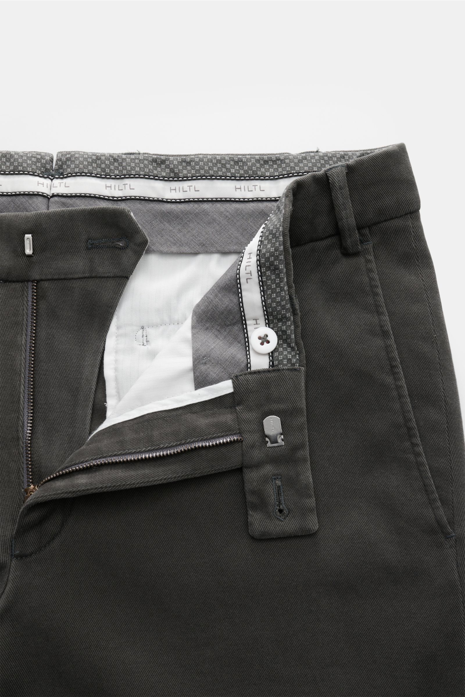 Hiltl Baumwollhose 'Parma' dunkelgrau, Slim Fit, elastische Baumwolle, geöffneter Bund mit Reißverschluss, weicher Griff, französische Taschen.