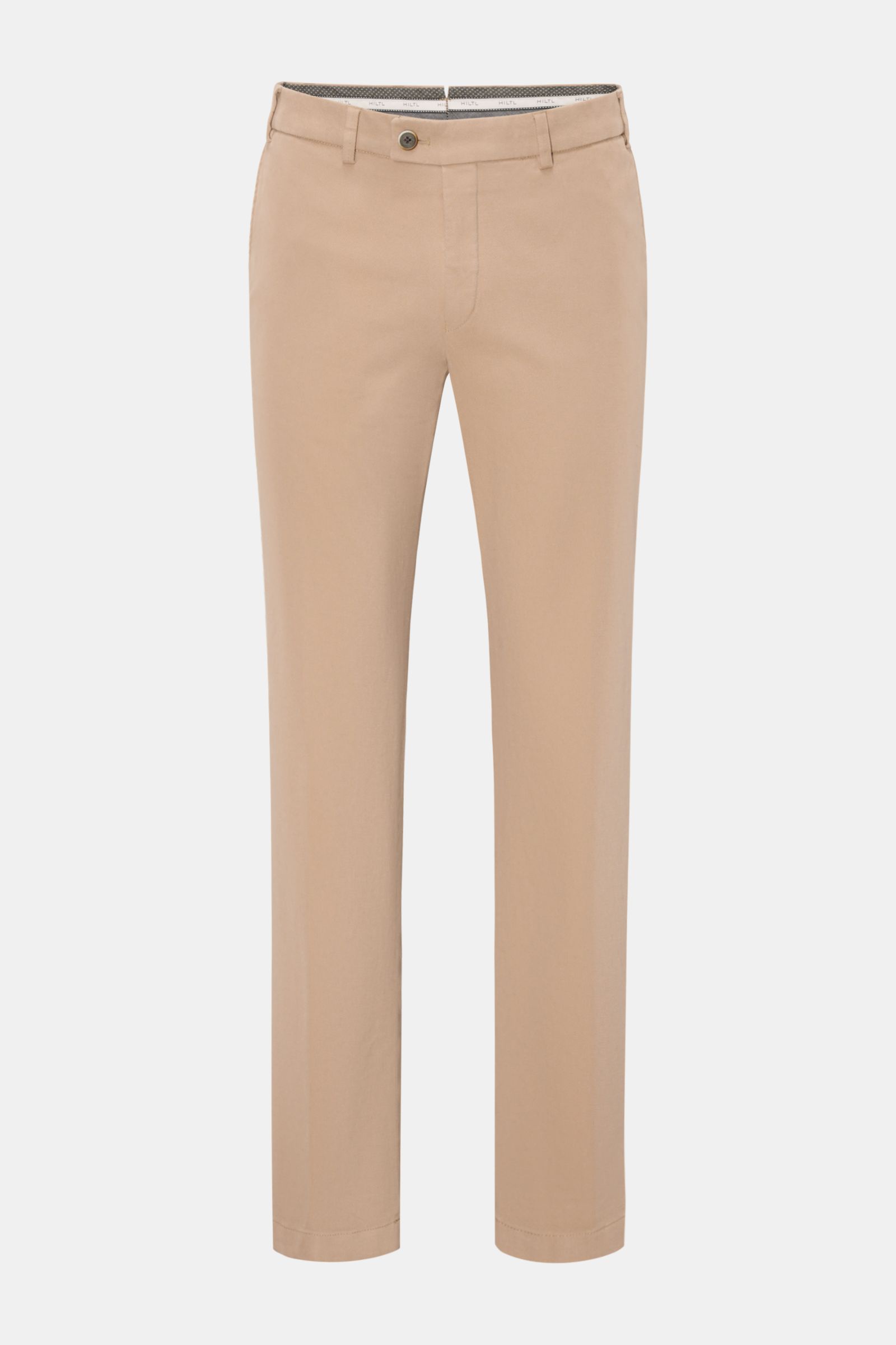 Front view of Hiltl Baumwollhose 'Parma' sand, a slim fit, chino-style cotton pant with elastic, soft fabric, zip and button closure, French pockets, and welt back pockets with buttons. Vielseitiges Essential: Die Baumwollhose von HILTL im Chino-Stil über