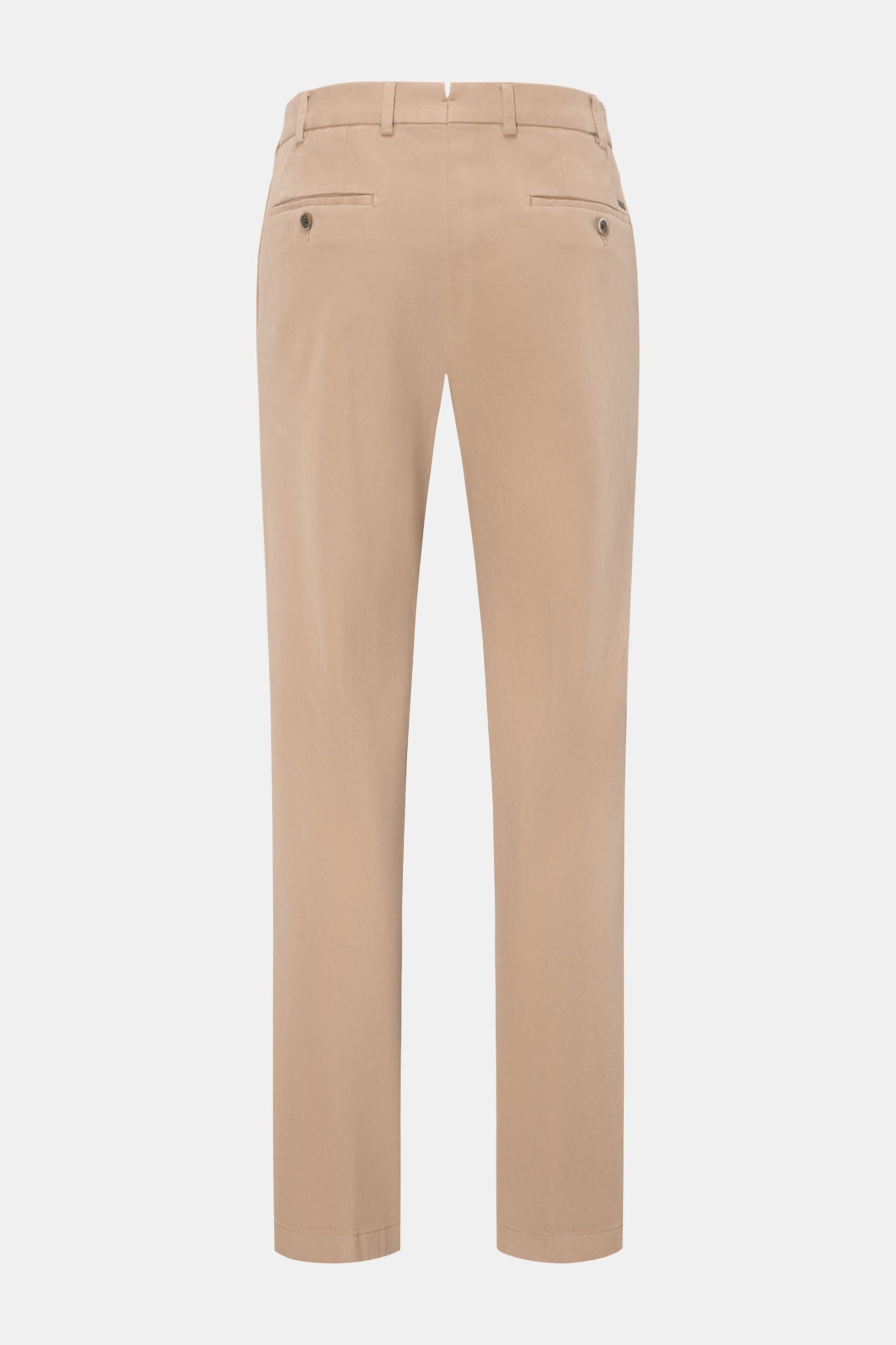 Rear view of Hiltl Baumwollhose 'Parma' sand cotton chino pants with slim fit, elastic cotton, soft touch, tapered legs, zipper and button, French pockets, and welt back pockets with buttons. Vielseitiges Essential: Die Baumwollhose von HILTL im Chino-Sti