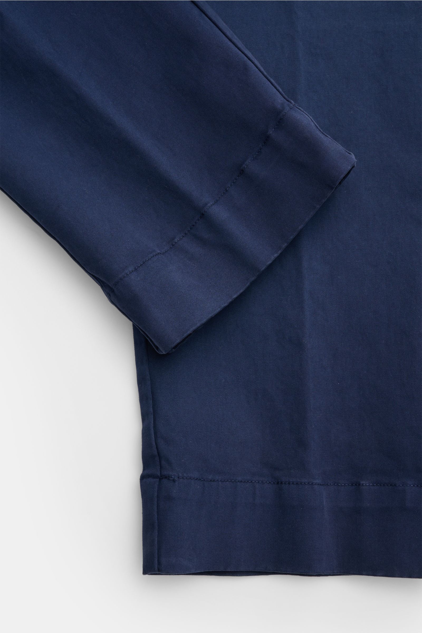 Close-up image from above showing the cuff and lower leg area of 04651/ A trip in a bag Cotton trousers 'Flex' navy made of cotton poplin with comfortable stretch content. Modern fit for everyday looks: The comfortable cotton trousers 'Flex' by 04651/ A T