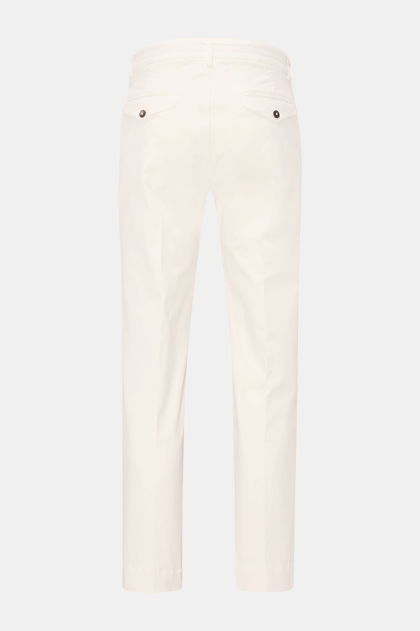 Rückansicht der cremefarbenen 04651/ A trip in a bag Baumwollhose 'Flex' mit Tapered Fit, Popeline, Stretch, Gesäßtaschen und Uhrentasche.