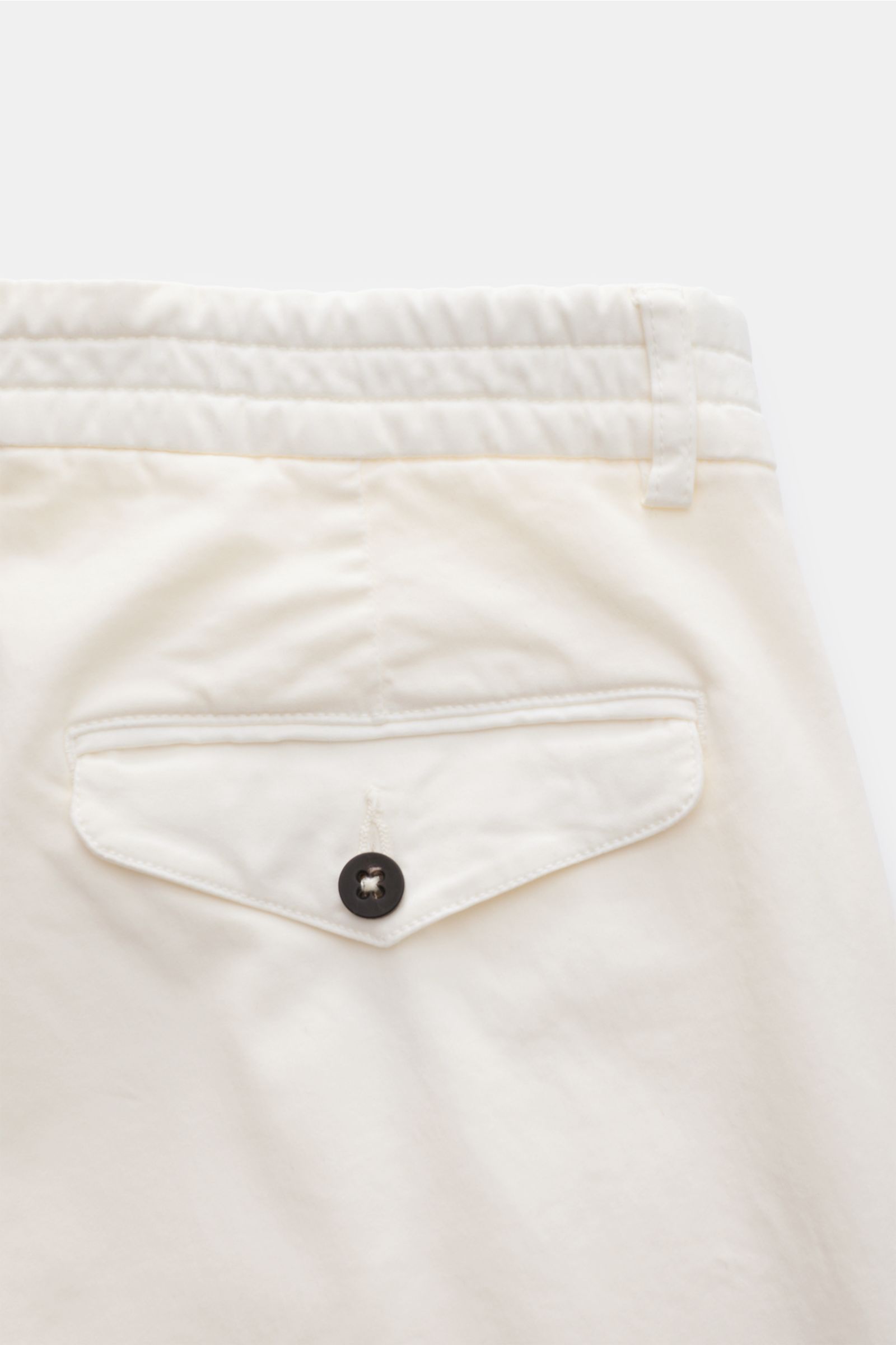 Rückansicht der 04651/ A trip in a bag Baumwollhose 'Flex' creme mit geknöpfter Gesäßtasche, teileslastischem Bund und weichem Baumwollpopeline.