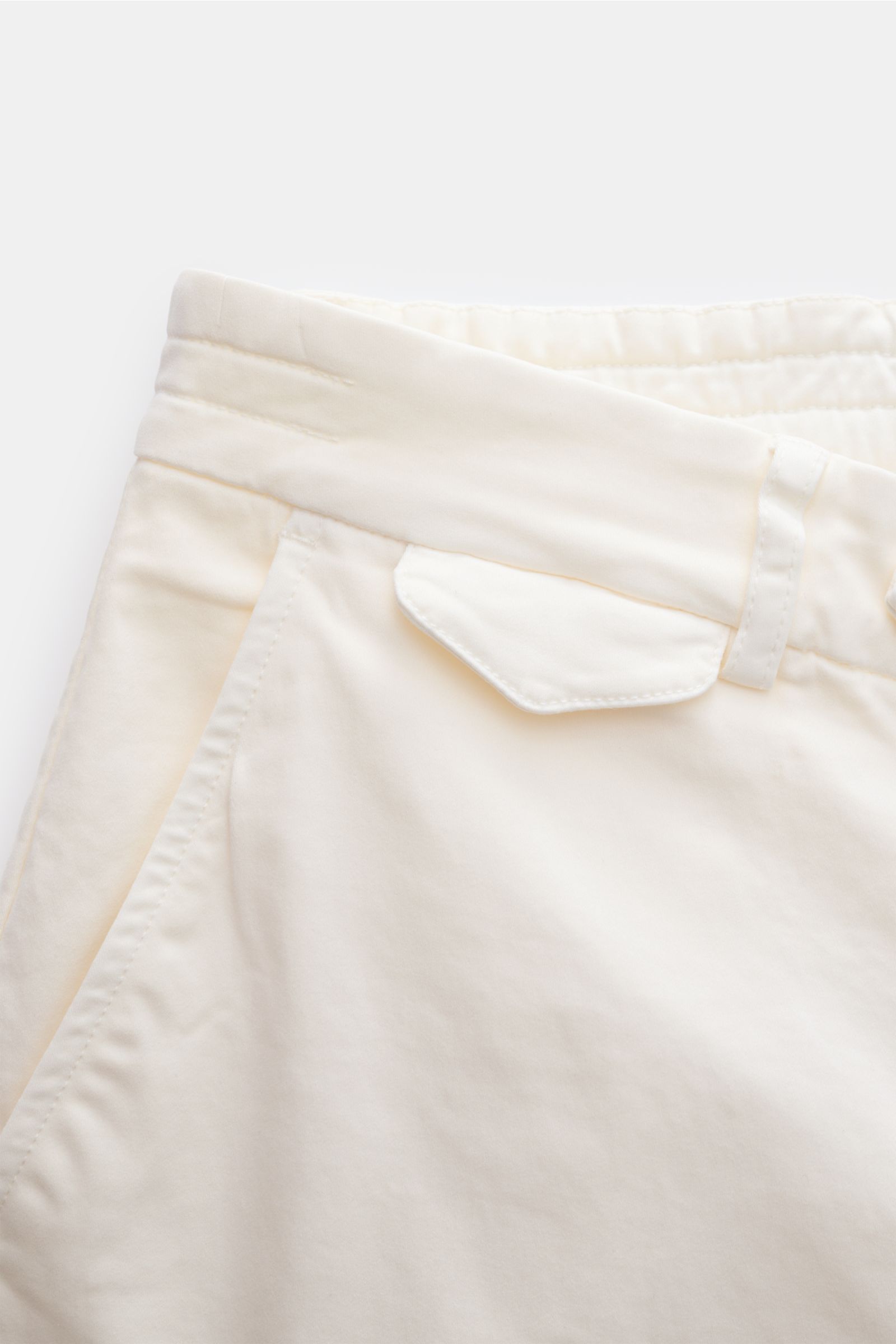 04651/ A trip in a bag Baumwollhose 'Flex' creme, Frontdetail mit Popeline, Taschen, Reißverschluss, Bundknopf, moderner Fit, leicht schmal zulaufend.