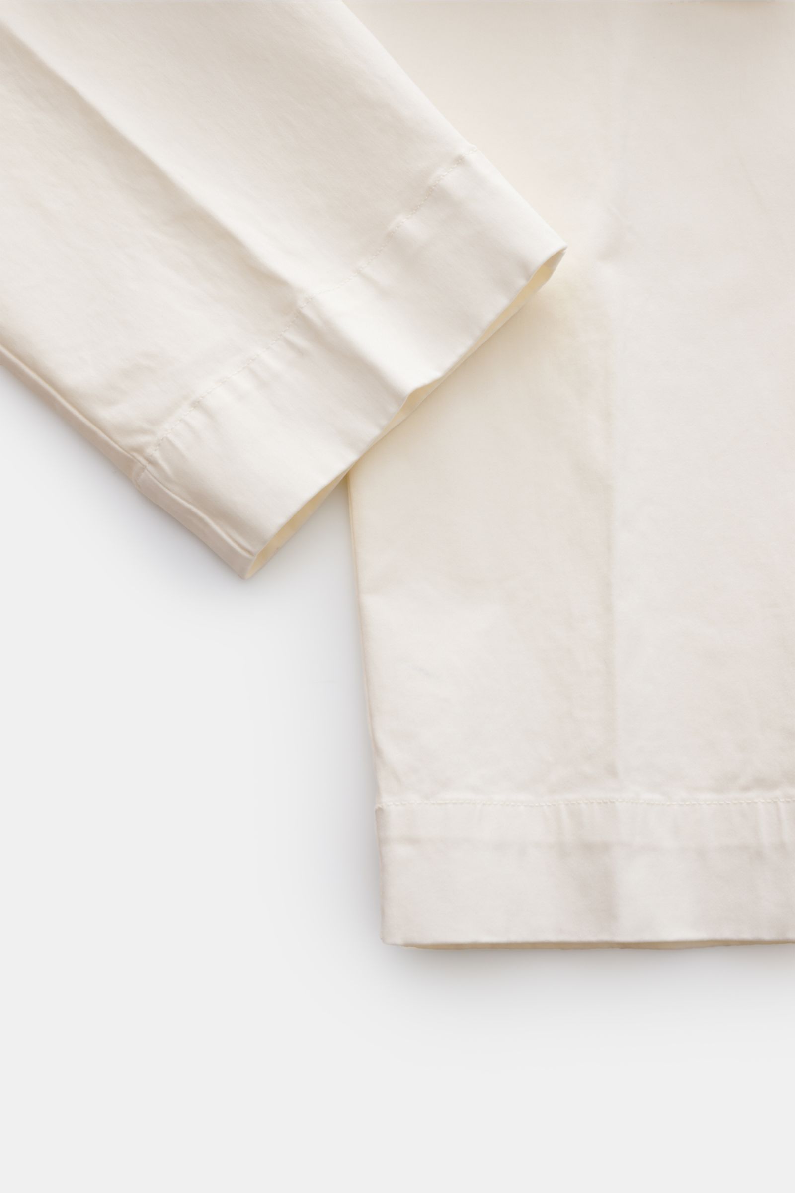 04651/ A trip in a bag Baumwollhose 'Flex' creme, Detailansicht von unten, knöchellang, weicher Griff, Popeline mit Stretch, Tapered Fit.