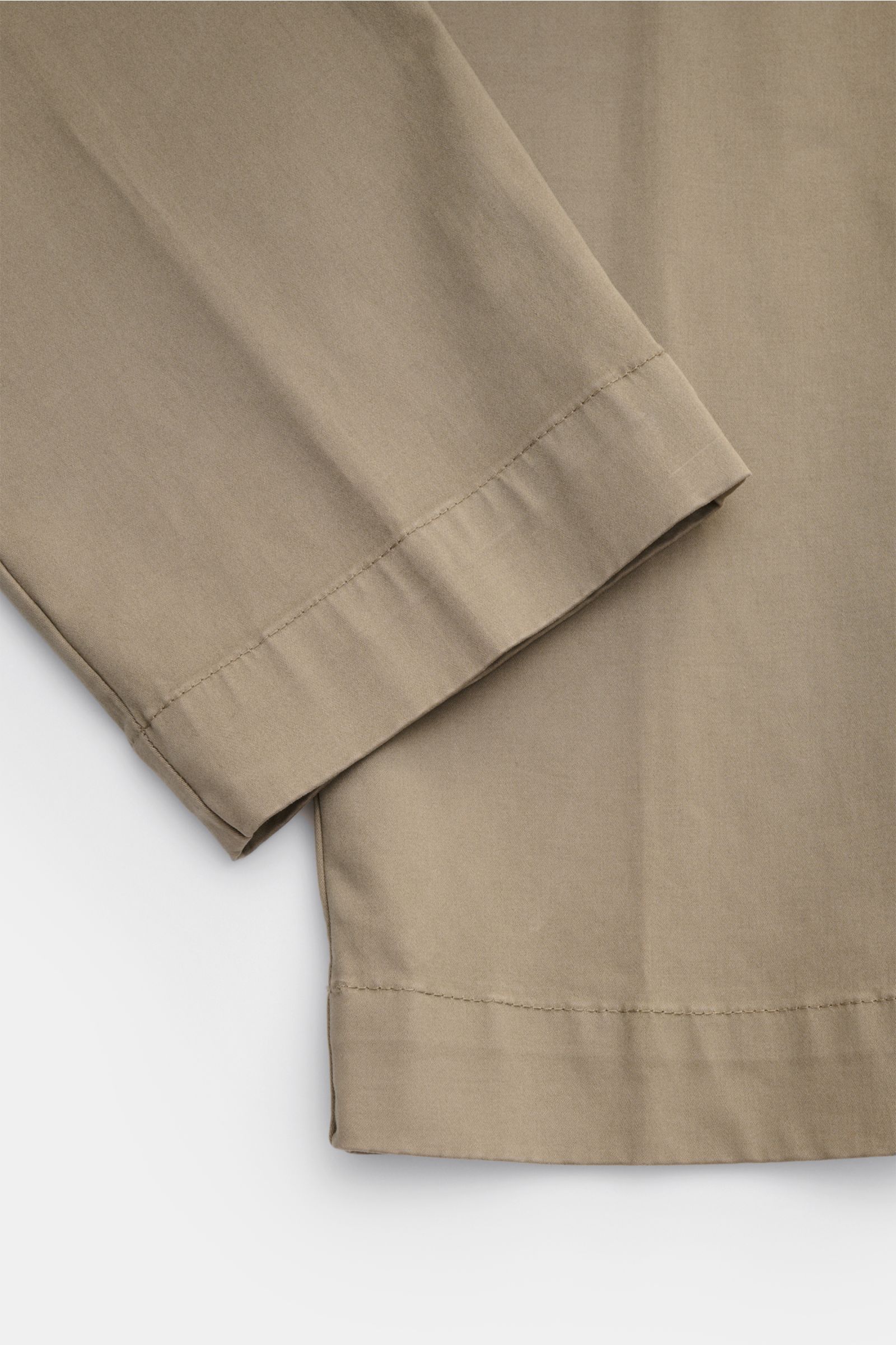 04651/ A trip in a bag Baumwollhose 'Flex' taupe, Detailaufnahme von Saum und Bein, Popeline mit Stretch, Tapered Fit, knöchellang, Uhren- und Gesäßtaschen.
