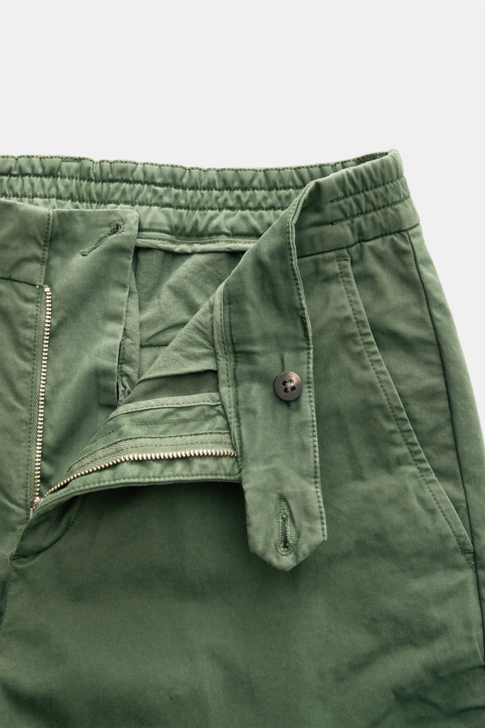 04651/ A trip in a bag Baumwollhose 'Flex' grün, Detailfoto von oben, Popeline mit Stretch, Reißverschluss, Bundknopf, elastischer Bund, Taschen.