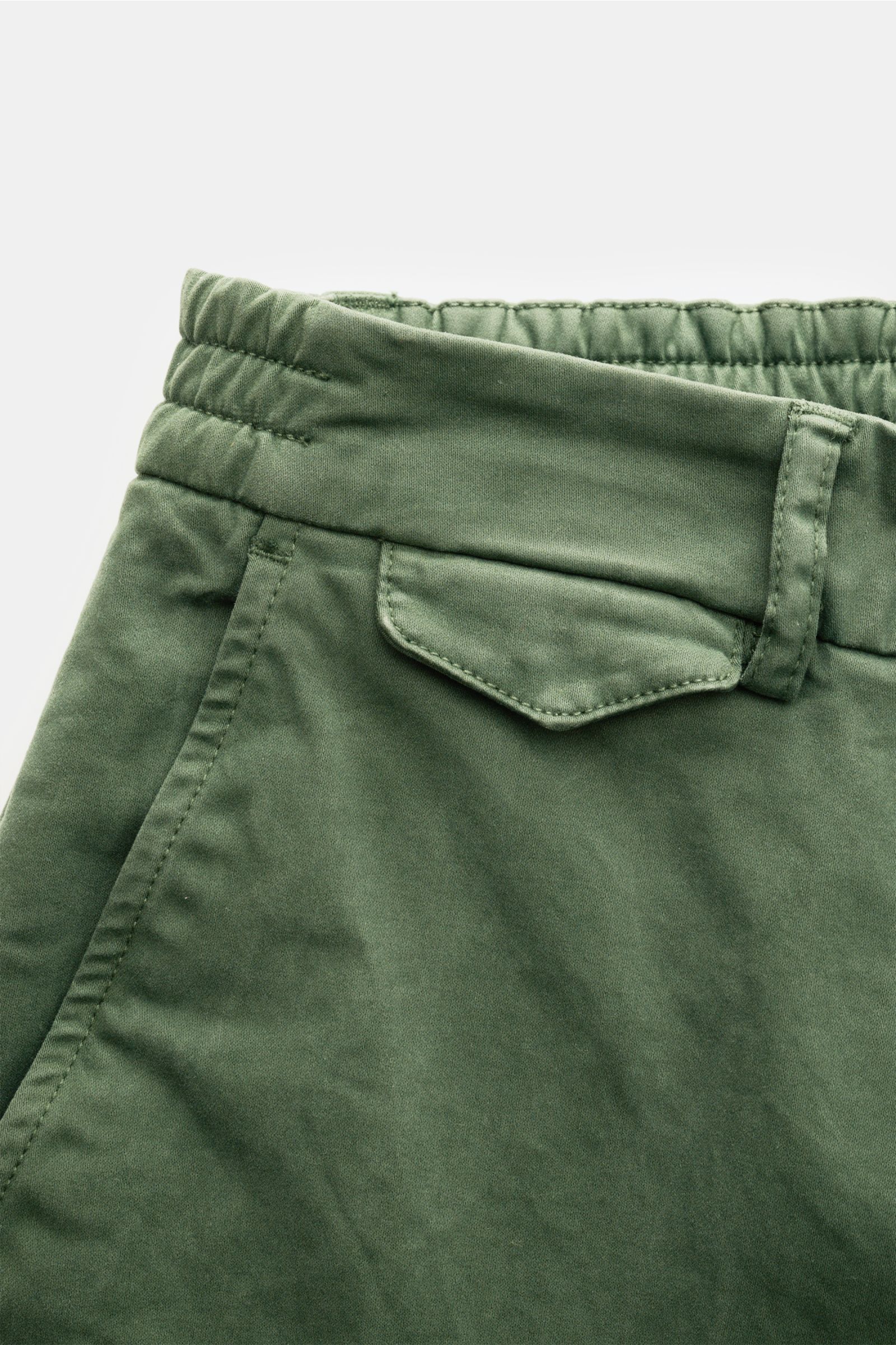 04651/ A trip in a bag Baumwollhose 'Flex' grün, Nahaufnahme von Bund, kleiner Uhrentasche mit Patte, teils elastisch, Popeline mit Stretch, Tapered Fit.