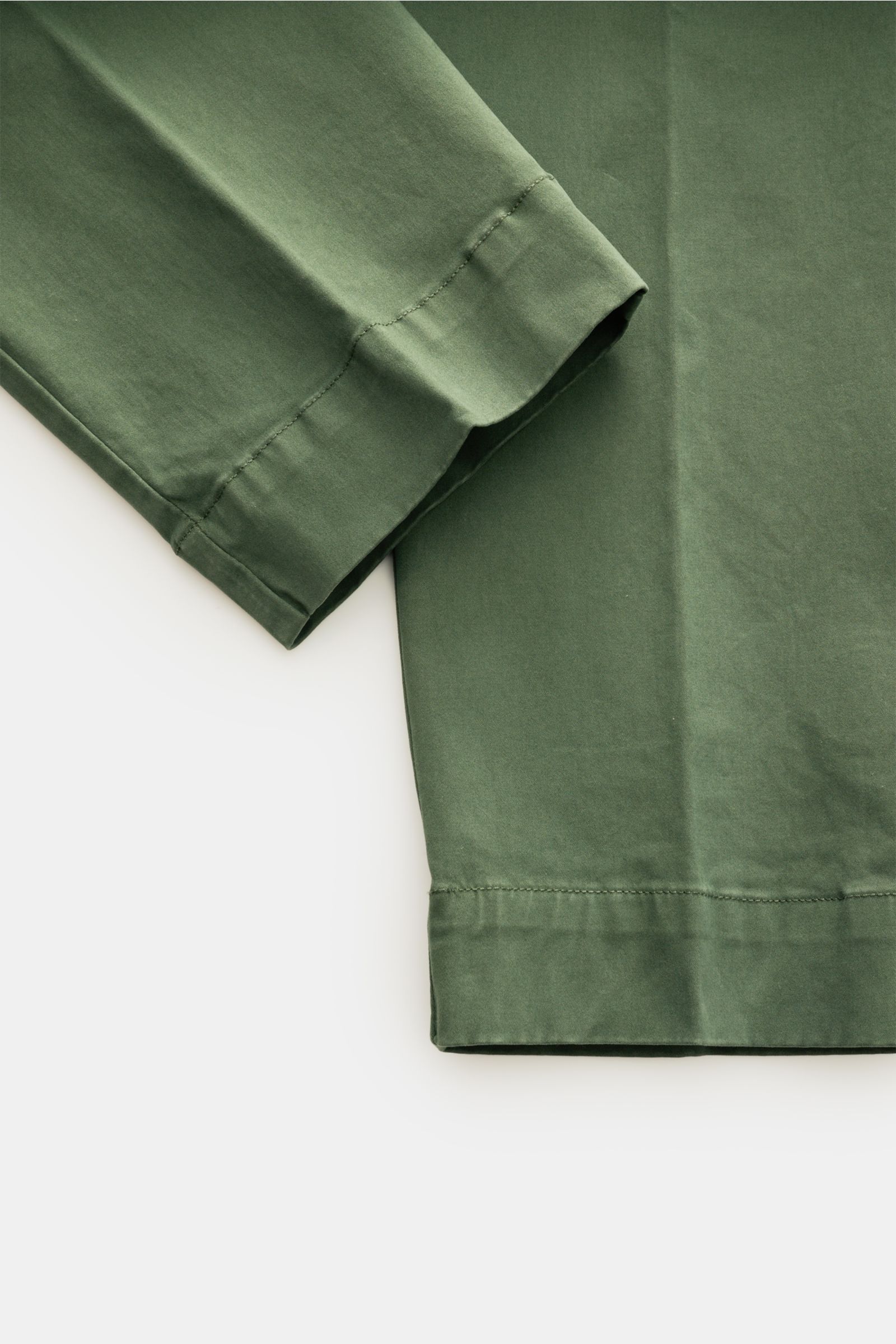 Grüner Saum der 04651/ A trip in a bag Baumwollhose 'Flex' aus Popeline, schmal zulaufend, mit weichem Griff, fotografiert aus Nahaufnahme von unten.