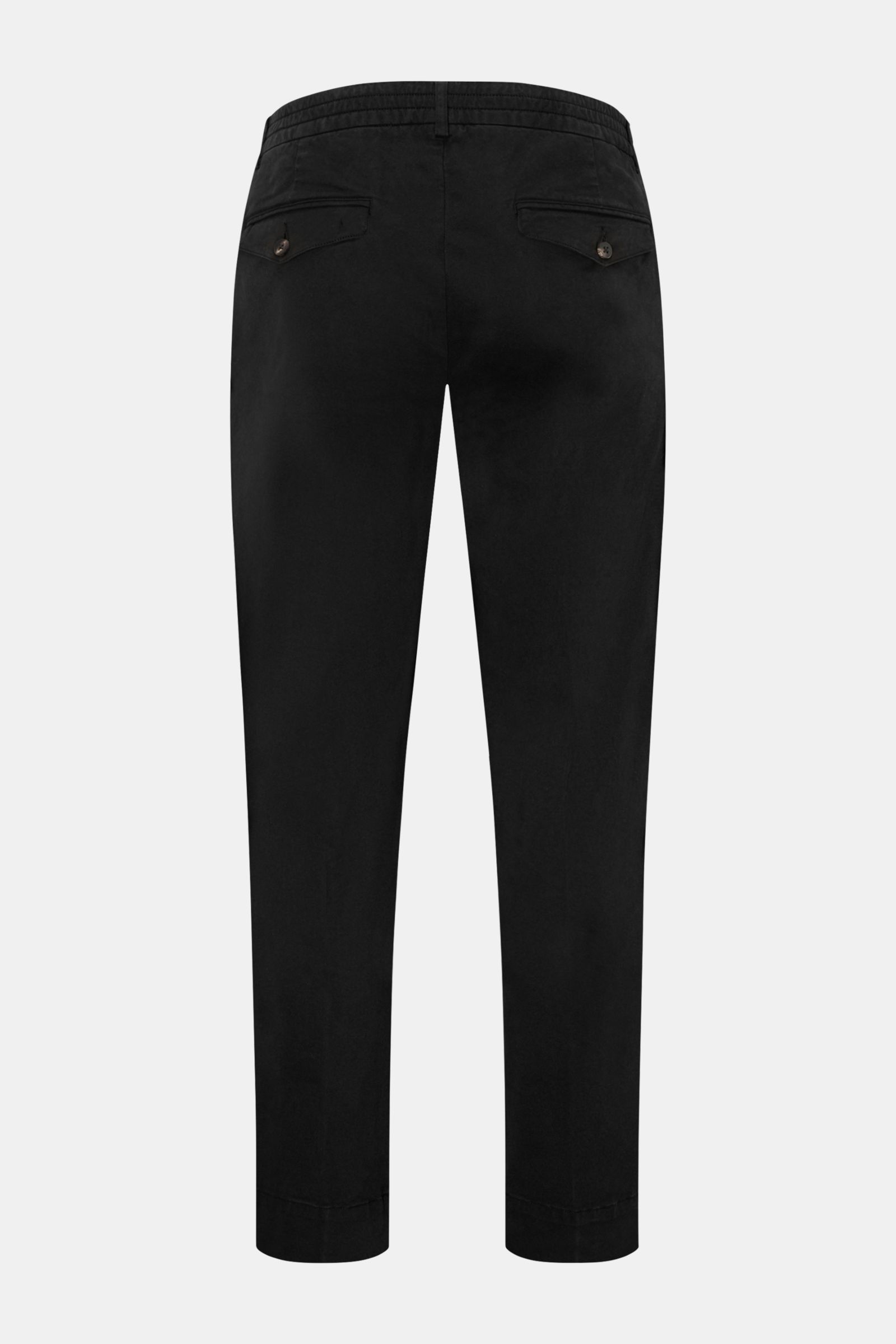 Rückansicht der schwarzen 04651/ A trip in a bag Baumwollhose 'Flex' mit tapered Fit, Stretch, geknöpften Gesäßtaschen und teilelastischem Bund.