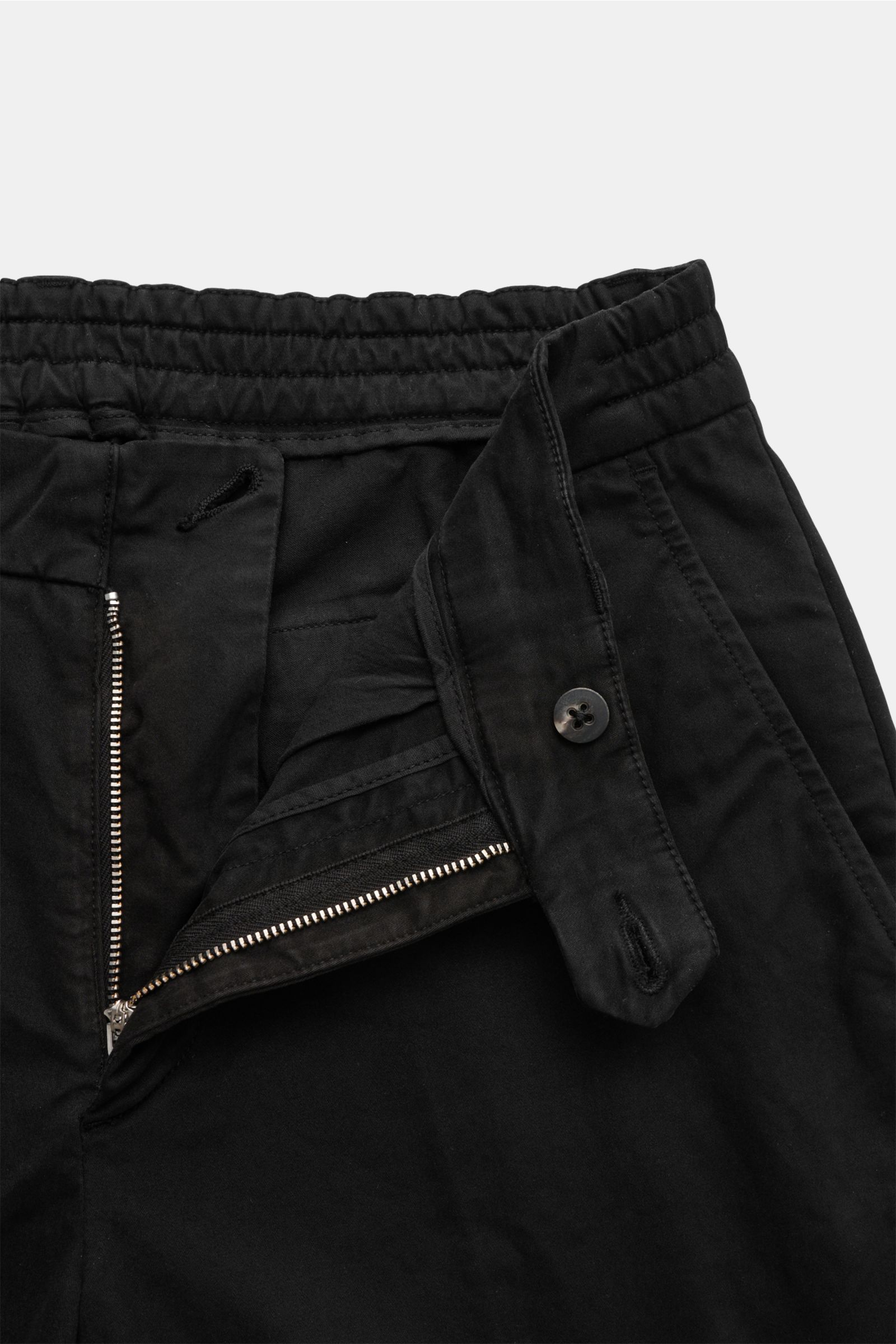 Schwarz fotografierte 04651/ A trip in a bag Baumwollhose 'Flex' mit offenem Reißverschluss, Knopf, teilelastischem Bund und Popeline-Stoff.