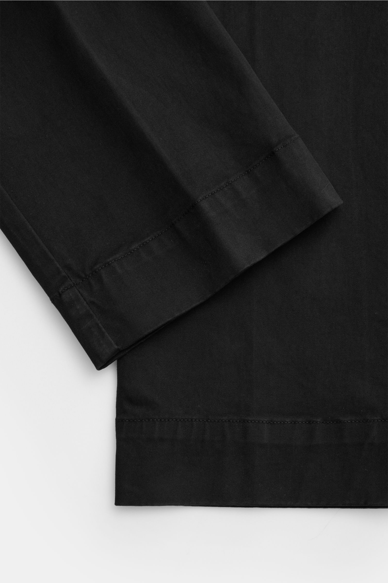 Schwarz fotografierte Detailansicht der 04651/ A trip in a bag Baumwollhose 'Flex' schwarz mit Popeline, Stretch, Tapered Fit und knöchellangem Bein.