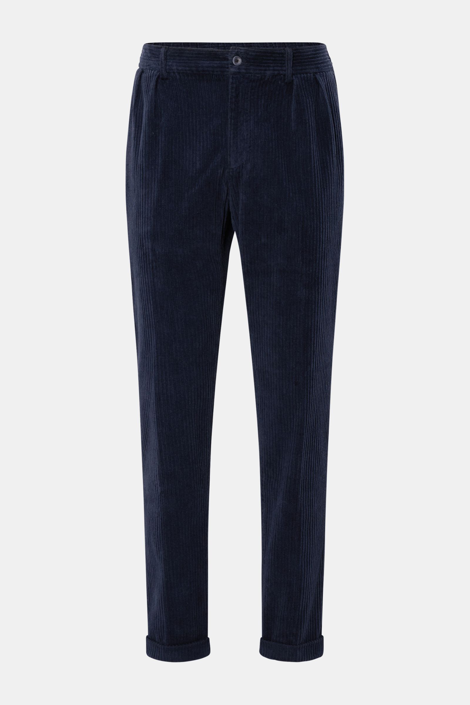 Frontansicht der 04651/ A trip in a bag Cordhose navy aus Baumwoll-Cord mit doppelter Bundfalte, Tapered Fit, Reißverschluss, Knopf und fixiertem Saumaufschlag.