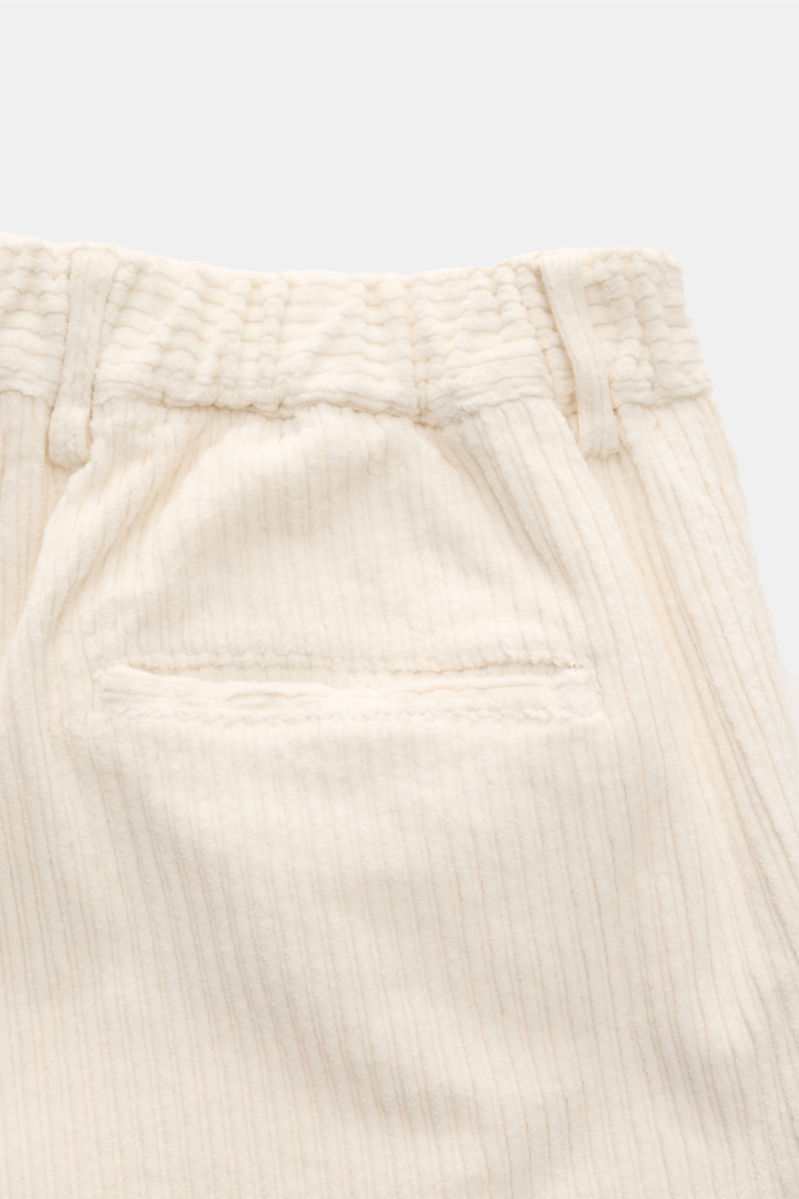 Rückansicht der cremefarbenen 04651/ A trip in a bag Cordhose mit doppelter Bundfalte, französischer Tasche und Leistentasche aus Baumwoll-Cord.