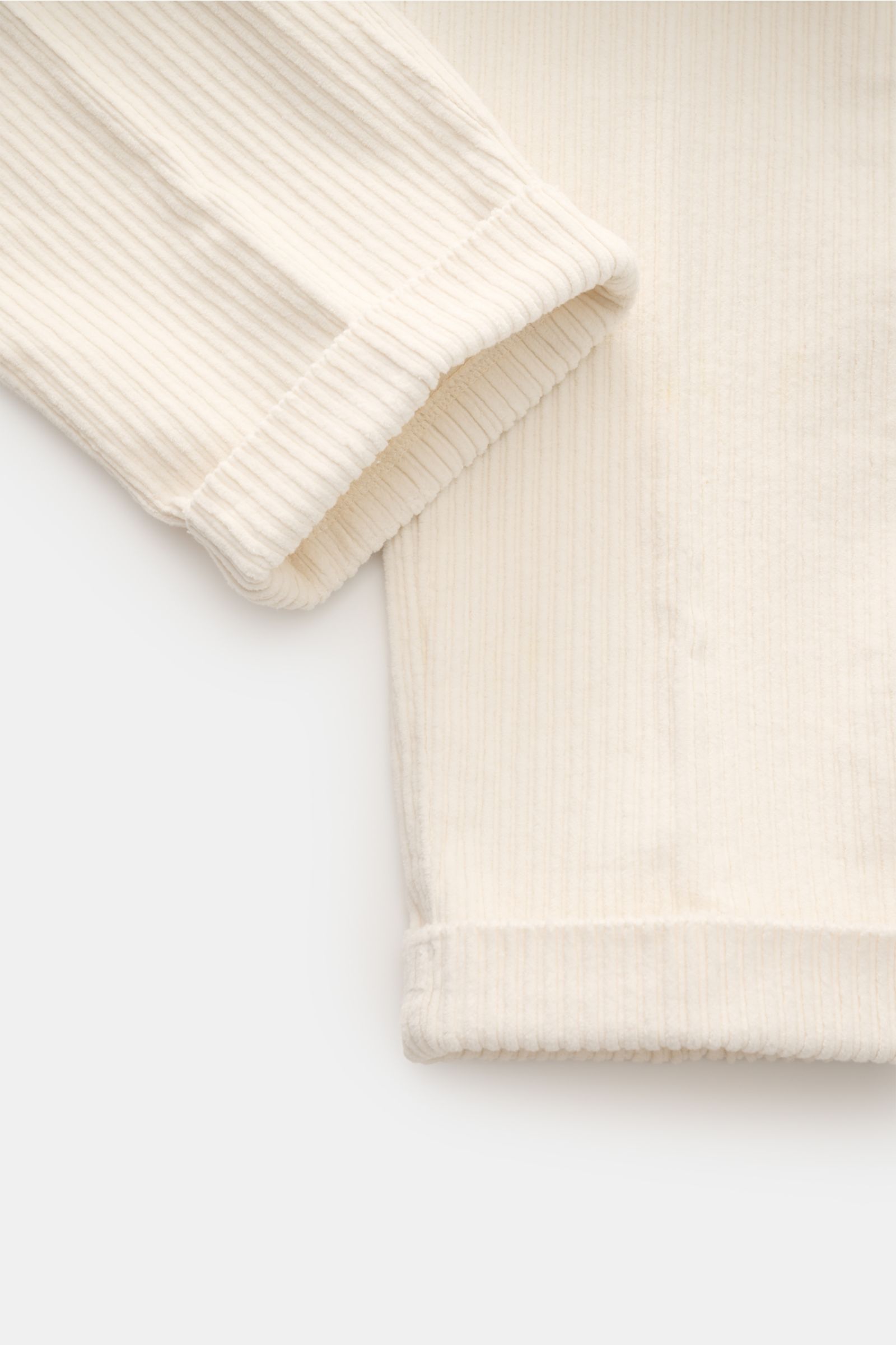 04651/ A trip in a bag Cordhose creme, Nahaufnahme der knöchellangen, schmal zulaufenden Baumwoll-Cordhose mit fixiertem Saumaufschlag.