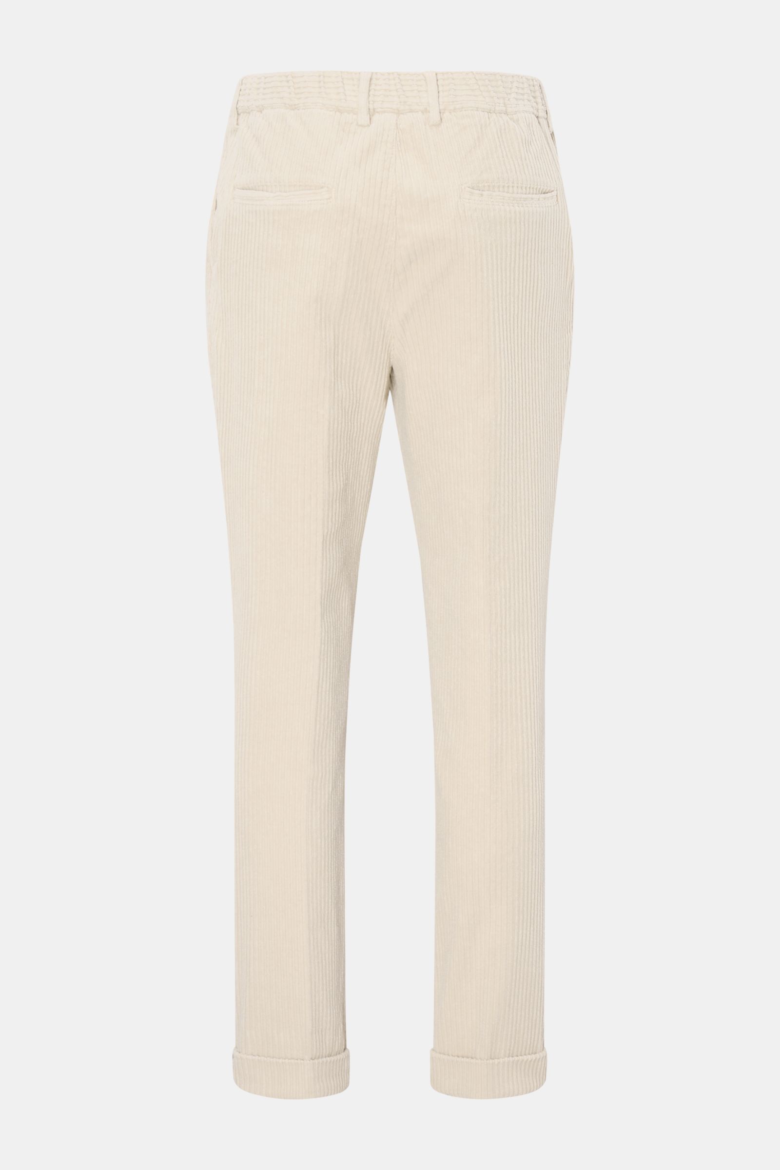 Rückansicht der sandfarbenen 04651/ A trip in a bag Cordhose aus elastischem Baumwoll-Cord mit doppelter Bundfalte, Leistentaschen und fixiertem Saumaufschlag.