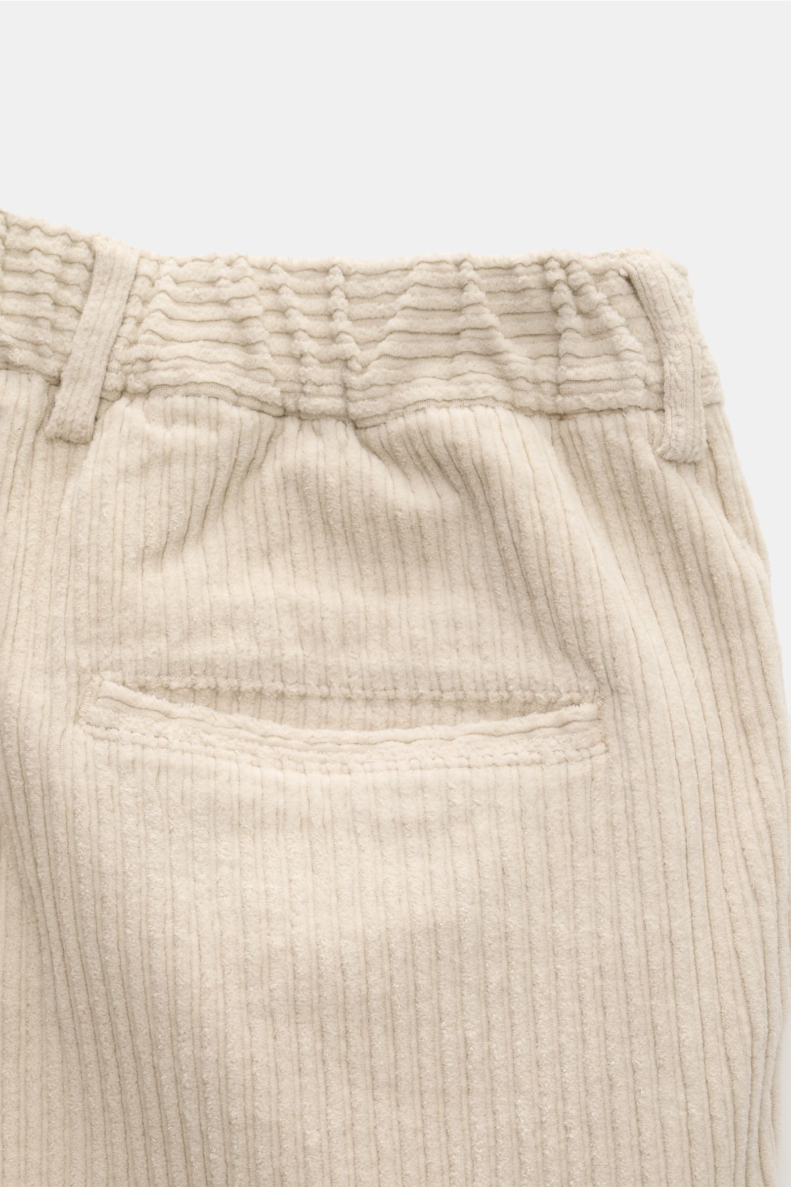 Rückansicht der 04651/ A trip in a bag Cordhose sand aus elastischem Baumwoll-Cord mit doppelter Bundfalte, französischen Taschen und fixiertem Saumaufschlag.