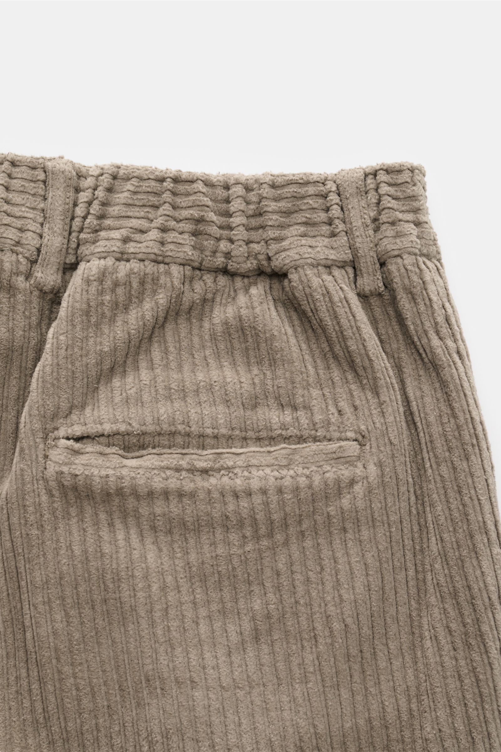 Rückansicht der 04651/ A trip in a bag Cordhose taupe aus Baumwoll-Cord mit doppelter Bundfalte und Leistentasche, weich und stretch.