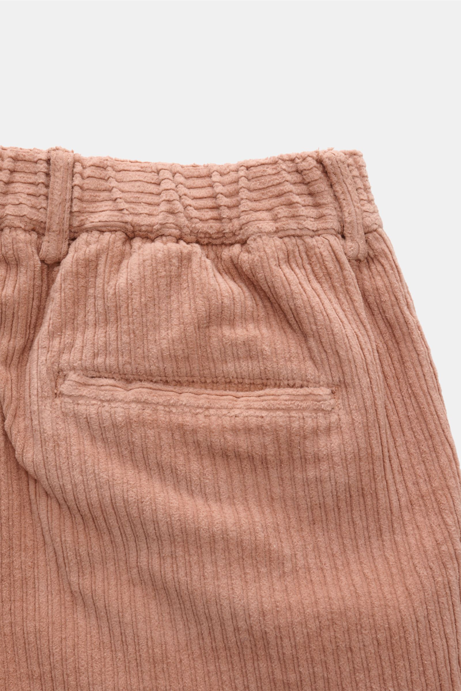 Detailaufnahme der rückwärtigen Leistentasche und Bundfalte der 04651/ A trip in a bag Cordhose altrosa aus Baumwoll-Cord mit Stretch, fixiertem Saumaufschlag und schmal zulaufendem, knöchellangem Tapered Fit.