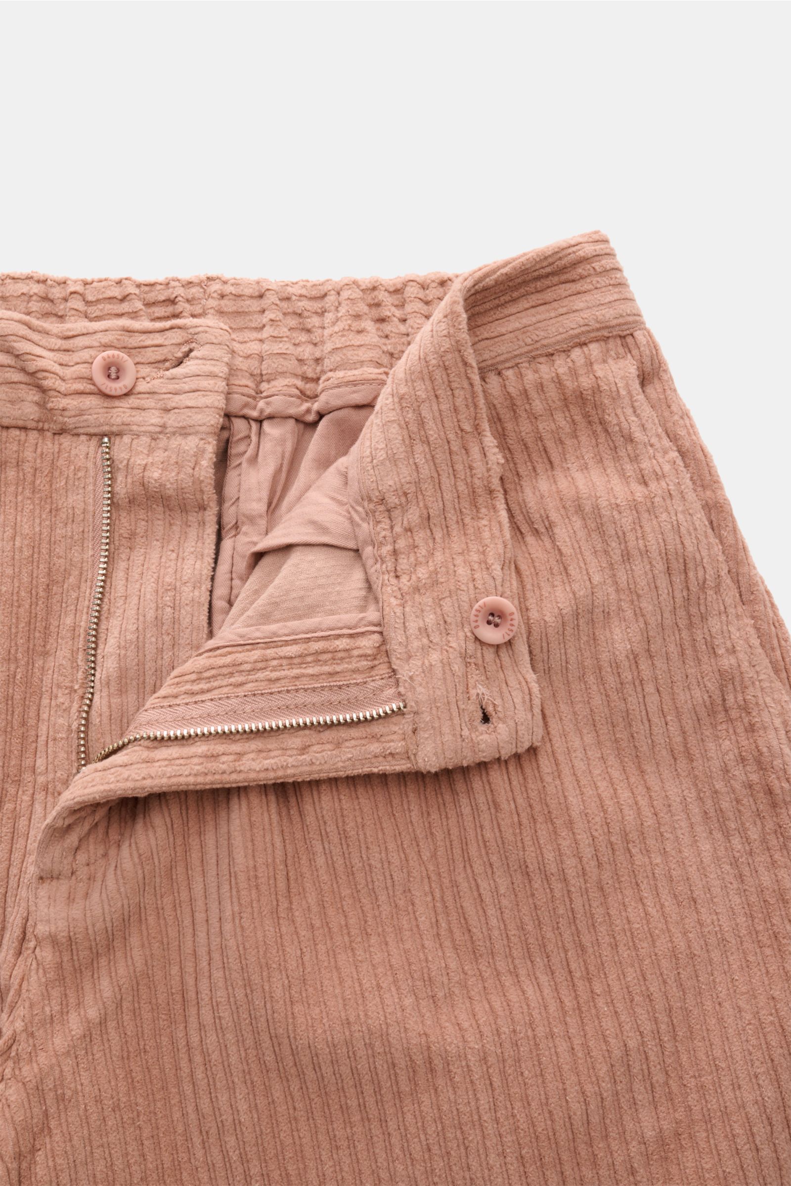 04651/ A trip in a bag Cordhose altrosa aus leicht elastischem Baumwoll-Cord mit doppelter Bundfalte, Reißverschluss und Knopf, Nahaufnahme von oben.