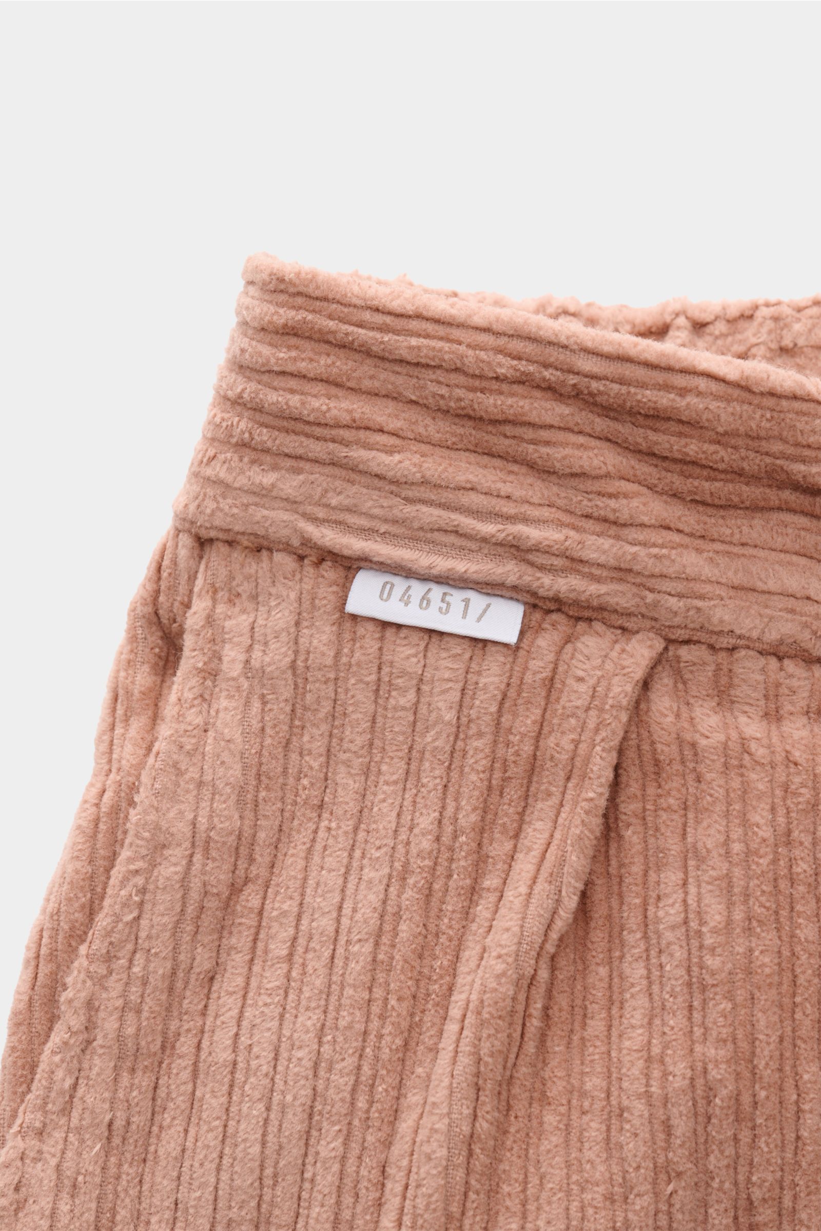 04651/ A trip in a bag Cordhose altrosa aus Baumwoll-Cord mit doppelter Bundfalte, französischen Taschen, fixiertem Saumaufschlag, Nahaufnahme.